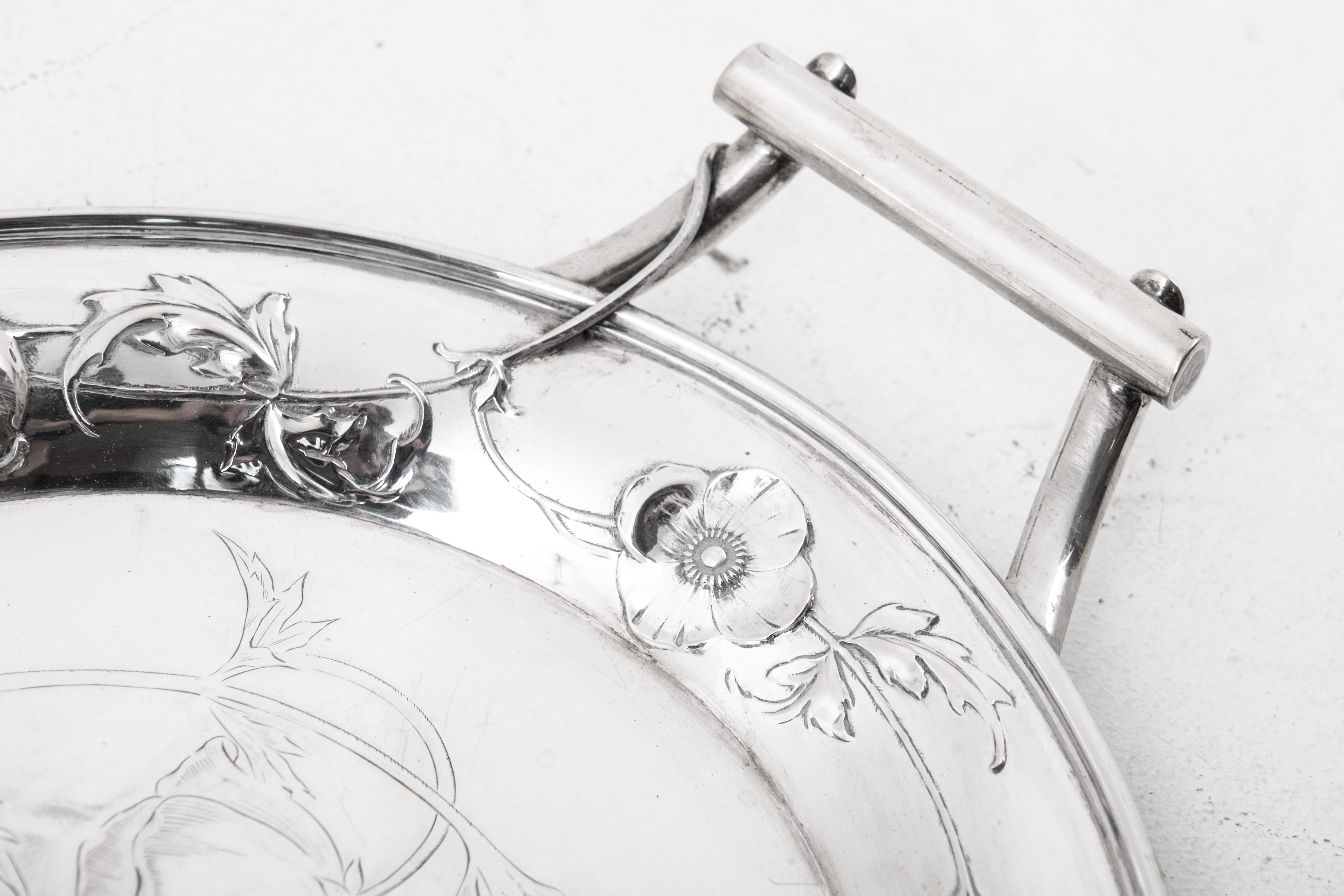 XX secolo W. Importante vassoio in argento 800 art nouveau di Stüttgen con decorazione di papaveri in vendita