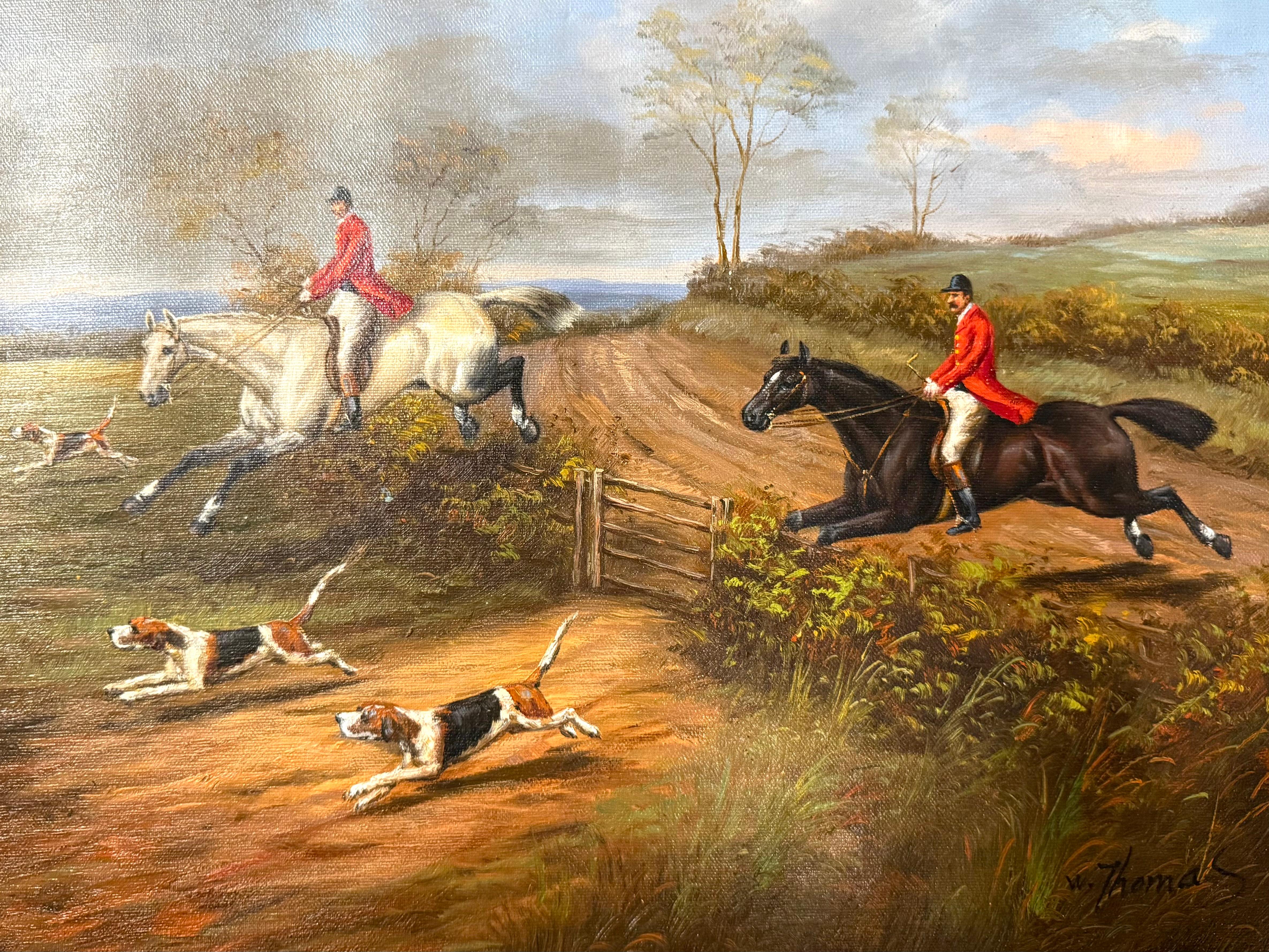 Traditionelle englische Jagdszene, dieses Gemälde befindet sich in einem schön gemaserten Holzrahmen. Schwarze und weiße Pferde laufen mit den Hunden in einer grünen Landschaft mit blauem Himmel.  

Signiert unten rechts von W. Thomas. 
Es handelt