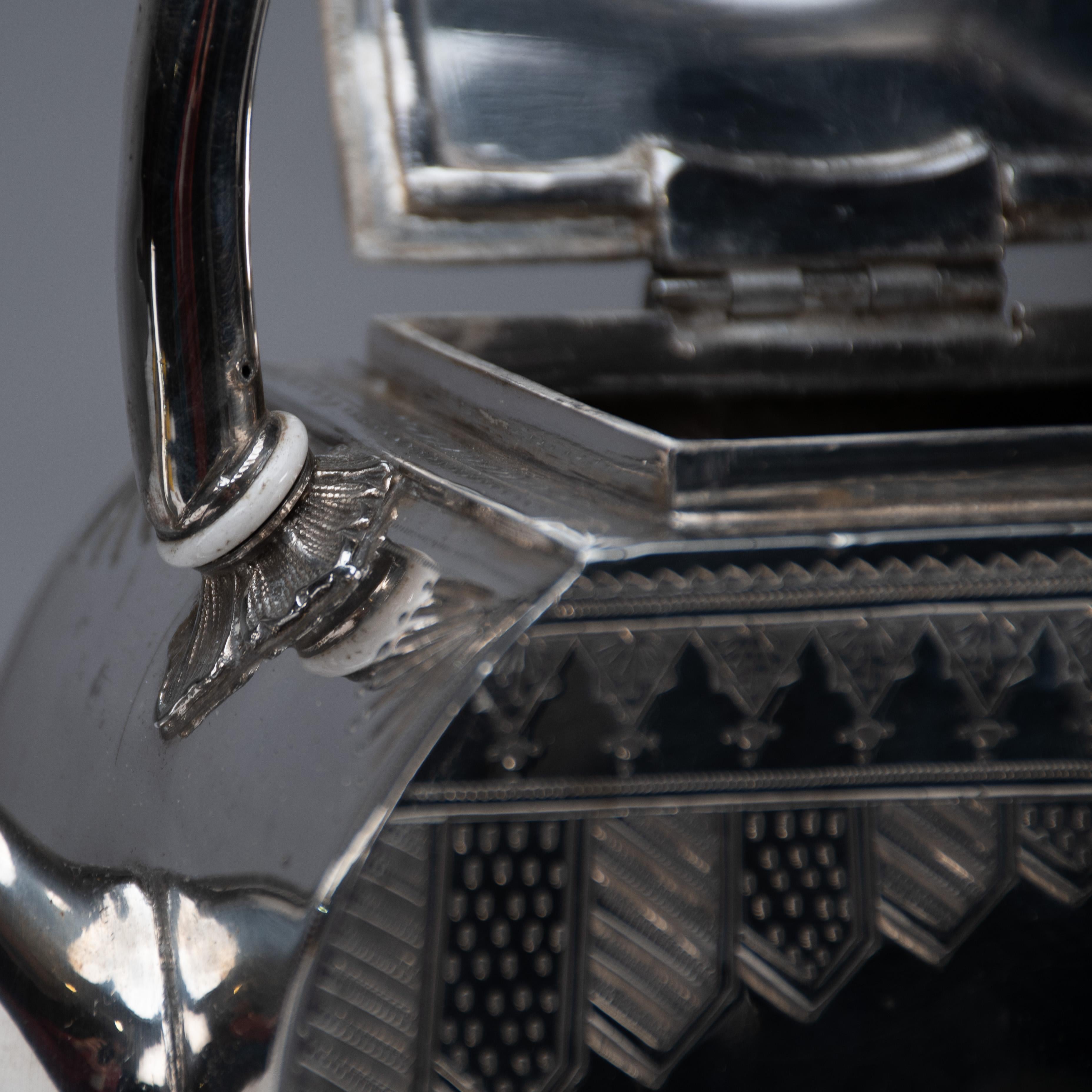 W W Harrison & Co. Una teiera d'argento dell'Aesthetic Movement in vendita 4
