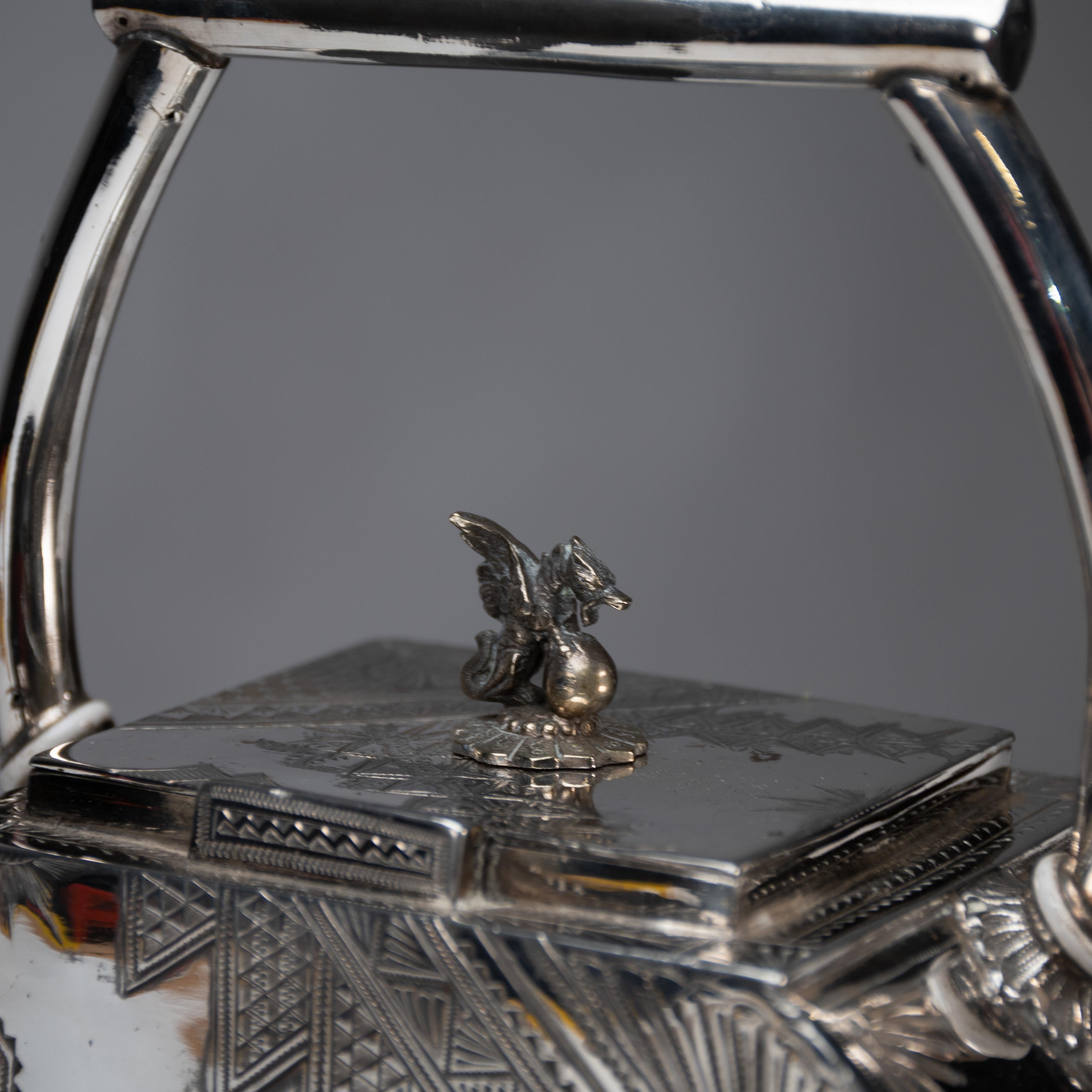 W W Harrison & Co. Una teiera d'argento dell'Aesthetic Movement in vendita 5