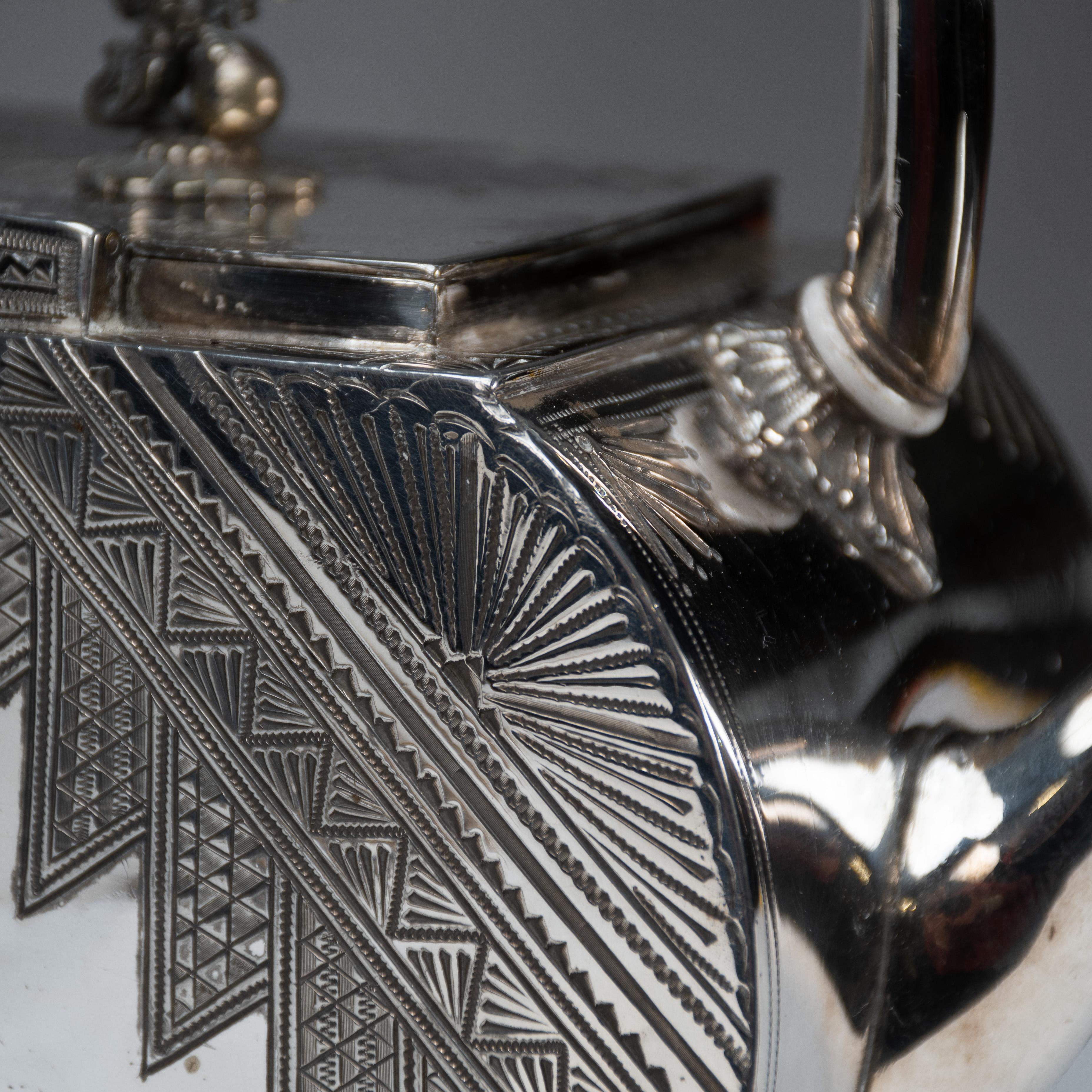 W W Harrison & Co. Una teiera d'argento dell'Aesthetic Movement in vendita 8
