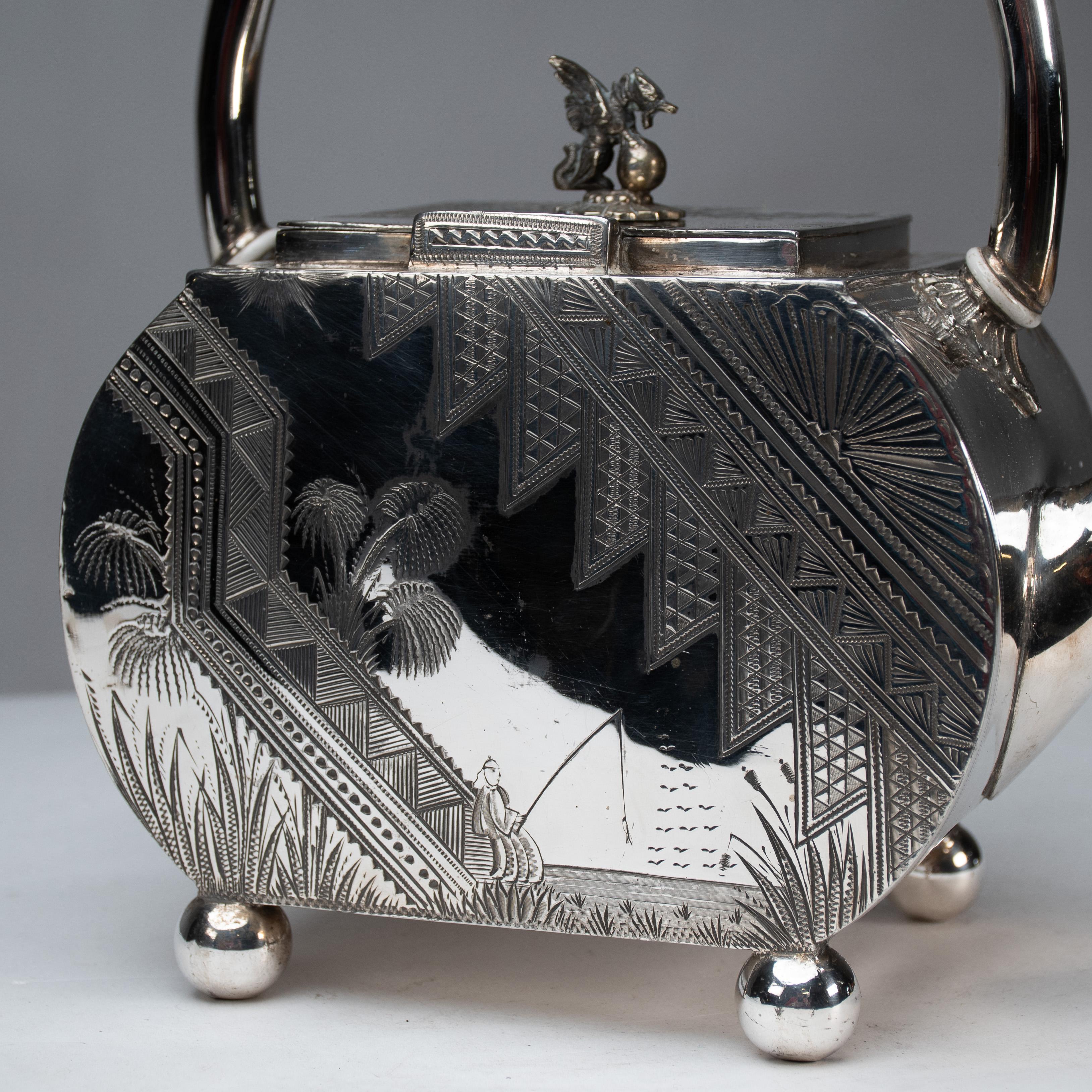 W W Harrison & Co. Una teiera d'argento dell'Aesthetic Movement in vendita 9