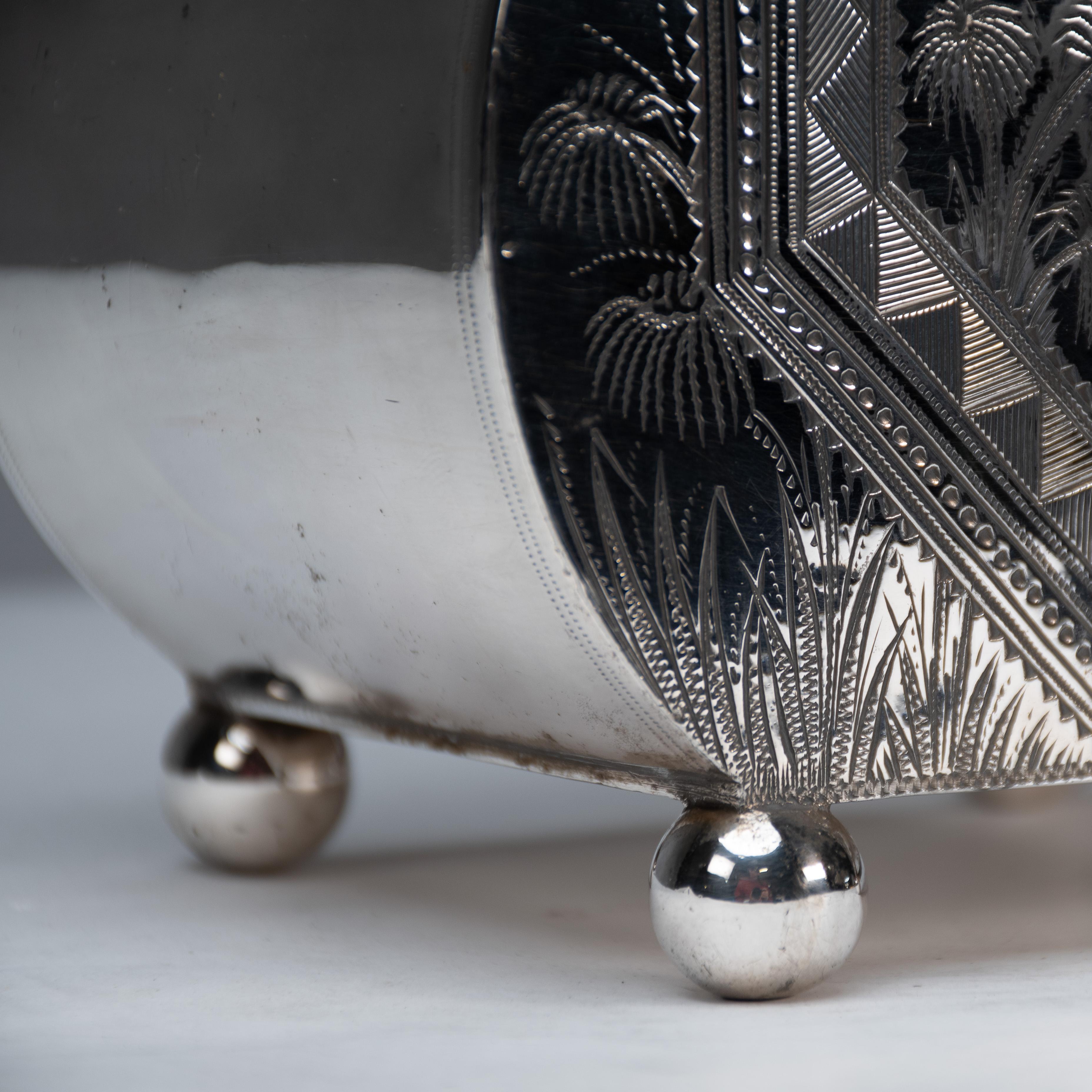 W W Harrison & Co. Una teiera d'argento dell'Aesthetic Movement in vendita 10