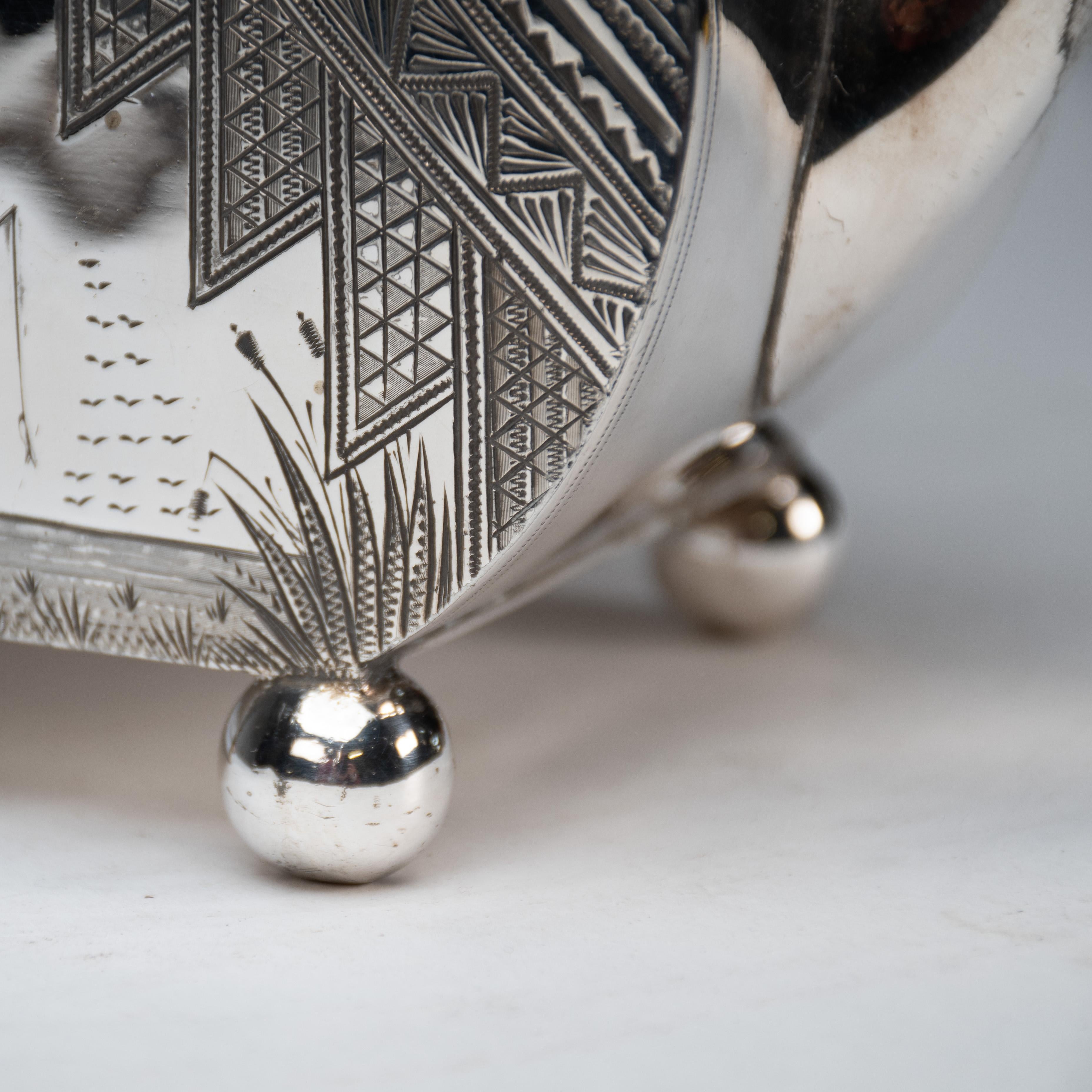 W W Harrison & Co. Una teiera d'argento dell'Aesthetic Movement in vendita 11