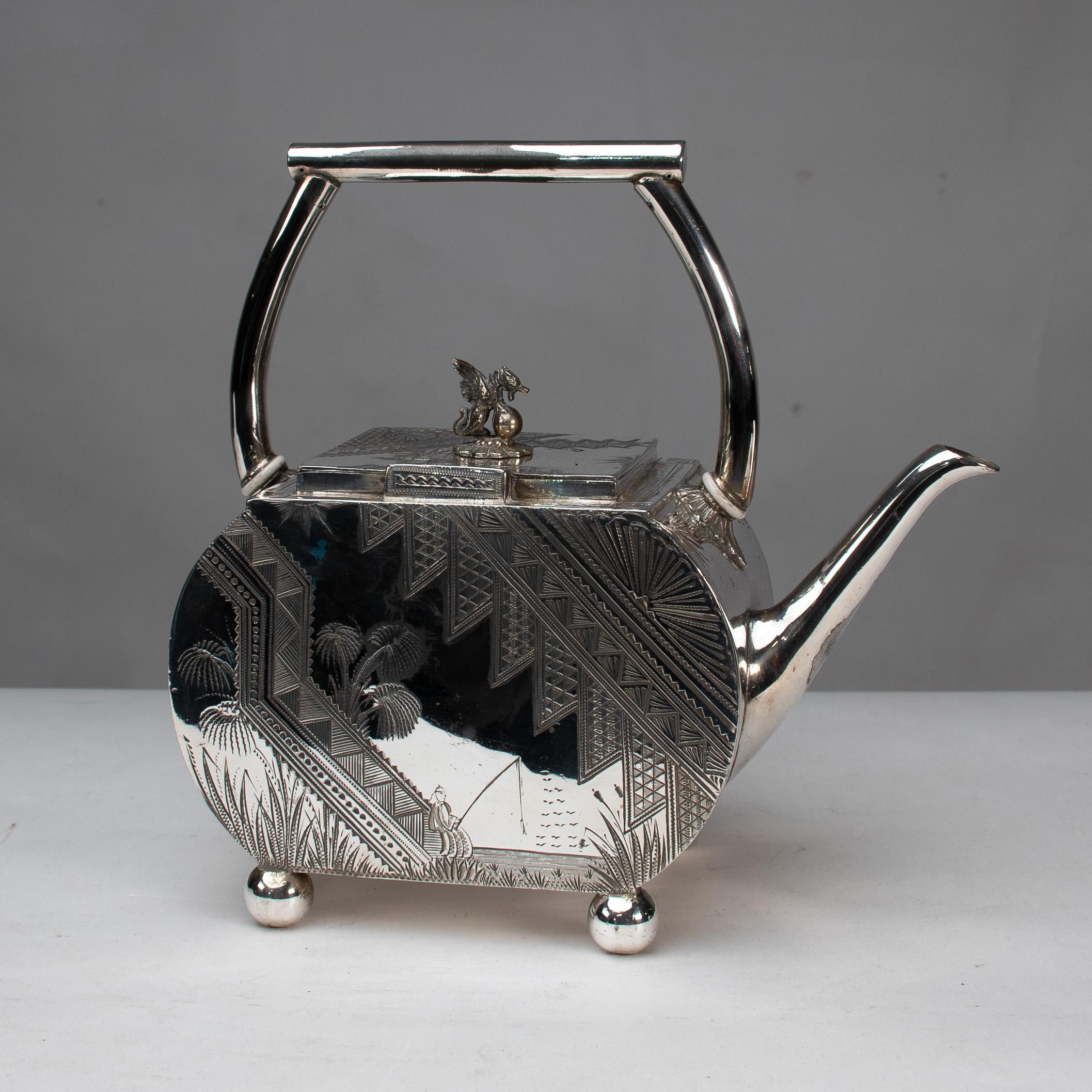 W W Harrison & Co. (William Wheatcroft Harrison). Una teiera in argento del Movimento Estetico.
Timbrato sotto