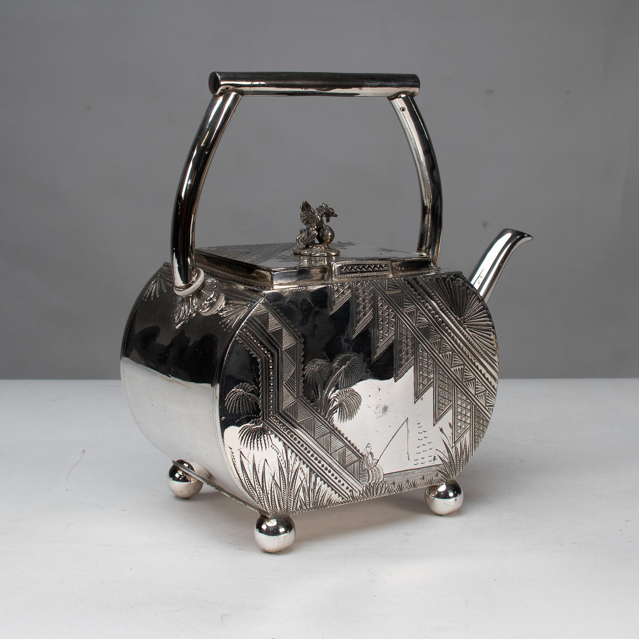 Estetismo W W Harrison & Co. Una teiera d'argento dell'Aesthetic Movement in vendita