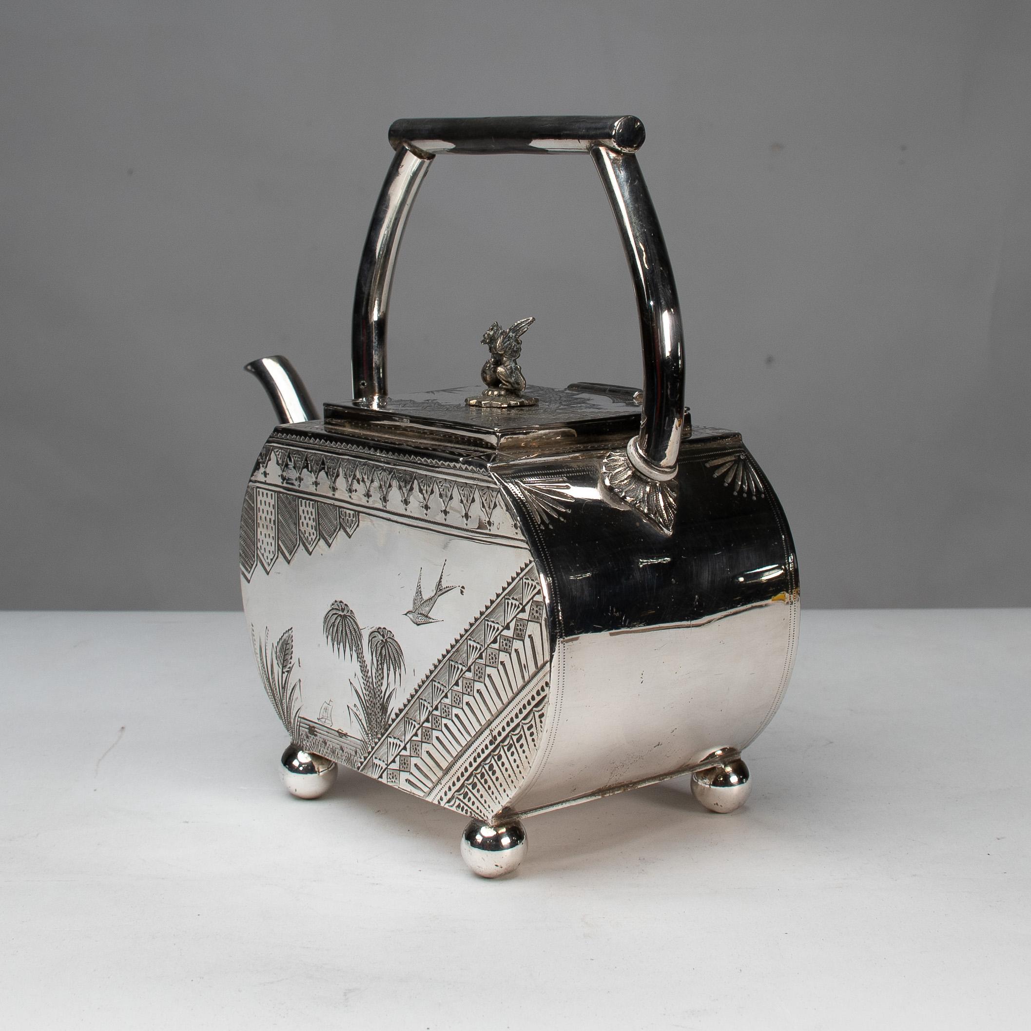 Inglese W W Harrison & Co. Una teiera d'argento dell'Aesthetic Movement in vendita