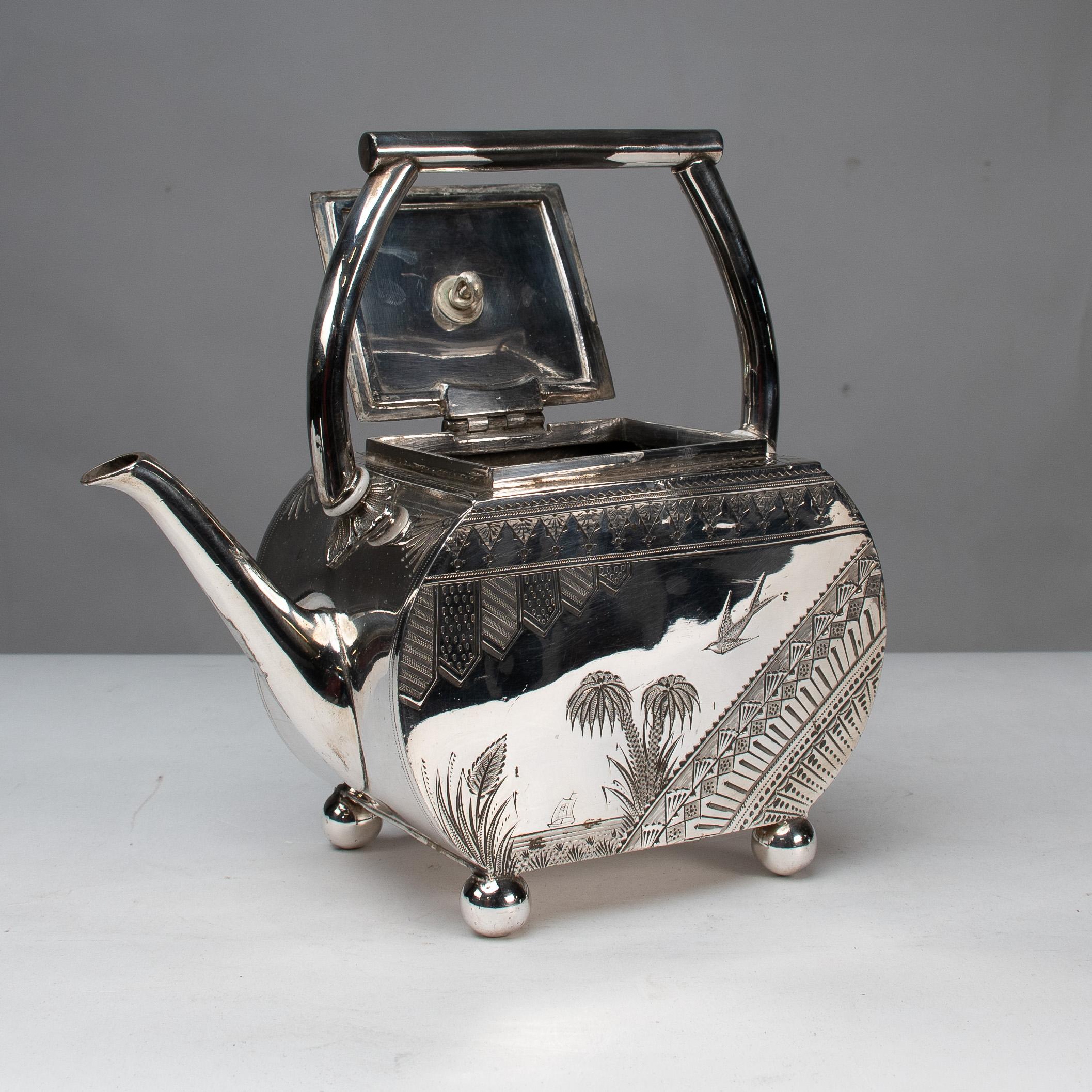 Fine XIX secolo W W Harrison & Co. Una teiera d'argento dell'Aesthetic Movement in vendita