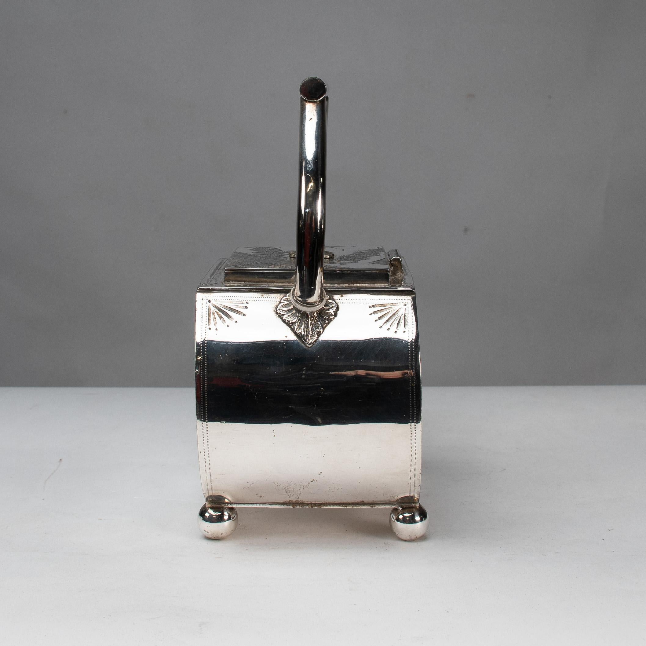 Placcato argento W W Harrison & Co. Una teiera d'argento dell'Aesthetic Movement in vendita
