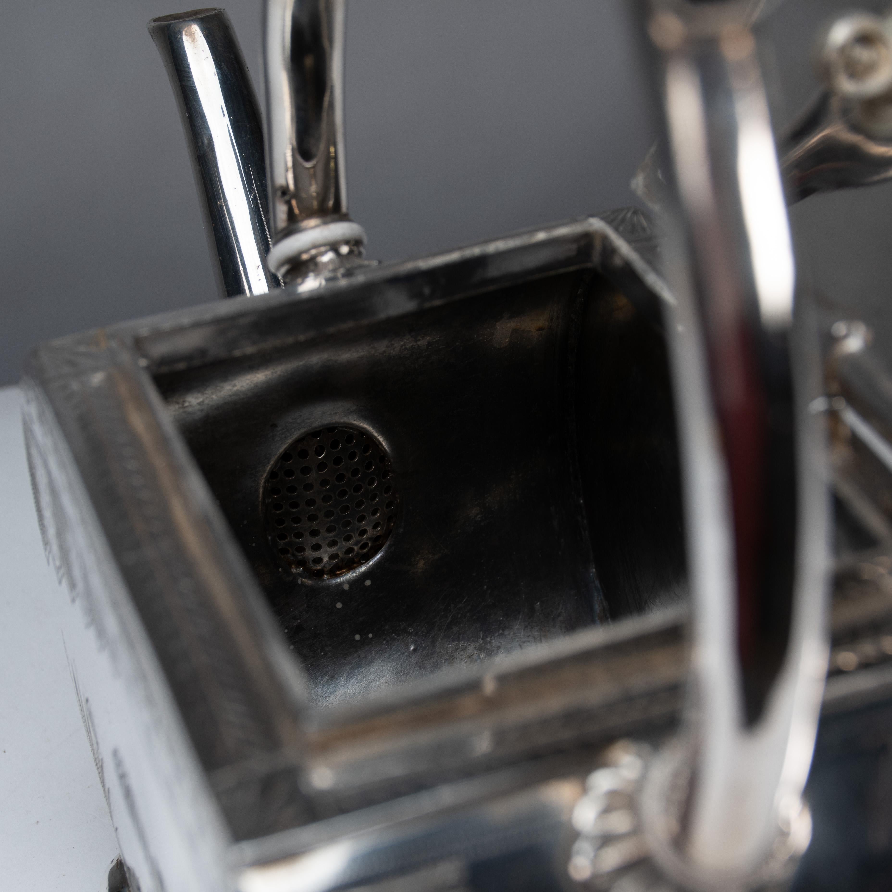 W W Harrison & Co. Una teiera d'argento dell'Aesthetic Movement in vendita 1