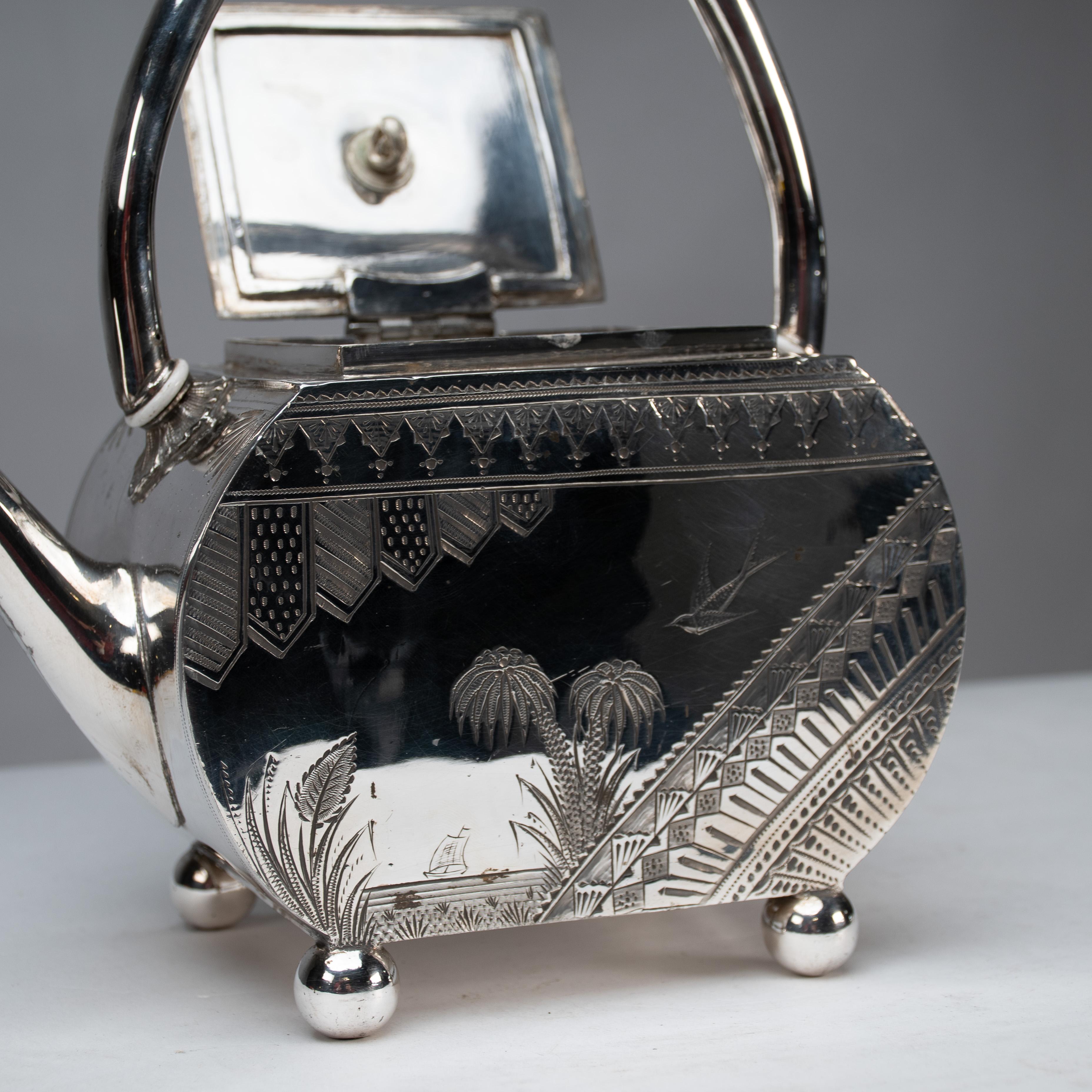 W W Harrison & Co. Una teiera d'argento dell'Aesthetic Movement in vendita 2