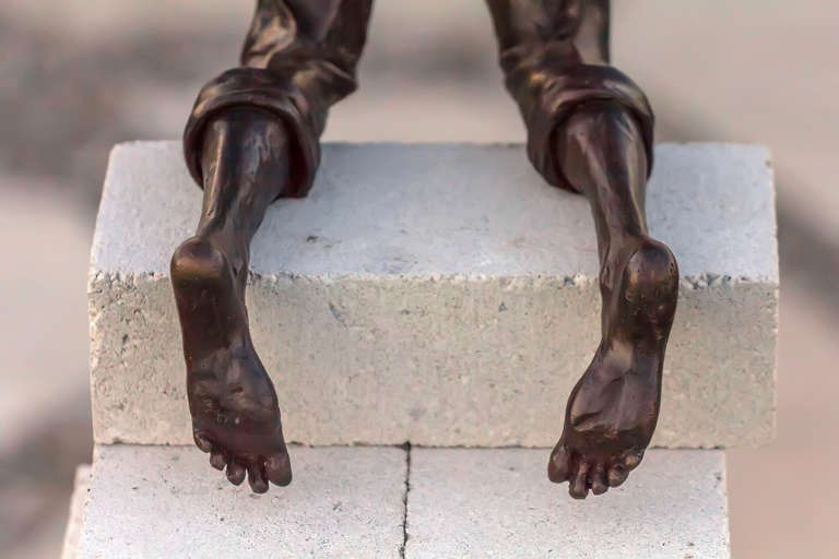 Les sculptures figuratives contemporaines uniques de William Hung expriment souvent la condition humaine et sont empreintes d'émotion. Cette pièce saisissante, coulée dans un bronze étincelant, représente deux personnages masculins : l'un est nu et
