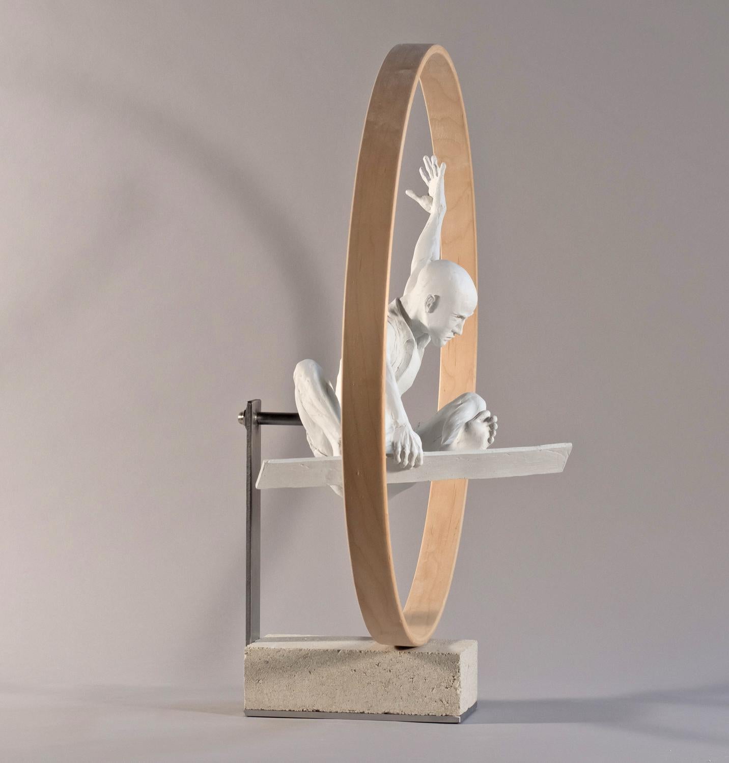 Indy Grab - sculpture figurative masculine athlétique performant une technique de skateboard - Contemporain Sculpture par W.W. Hung