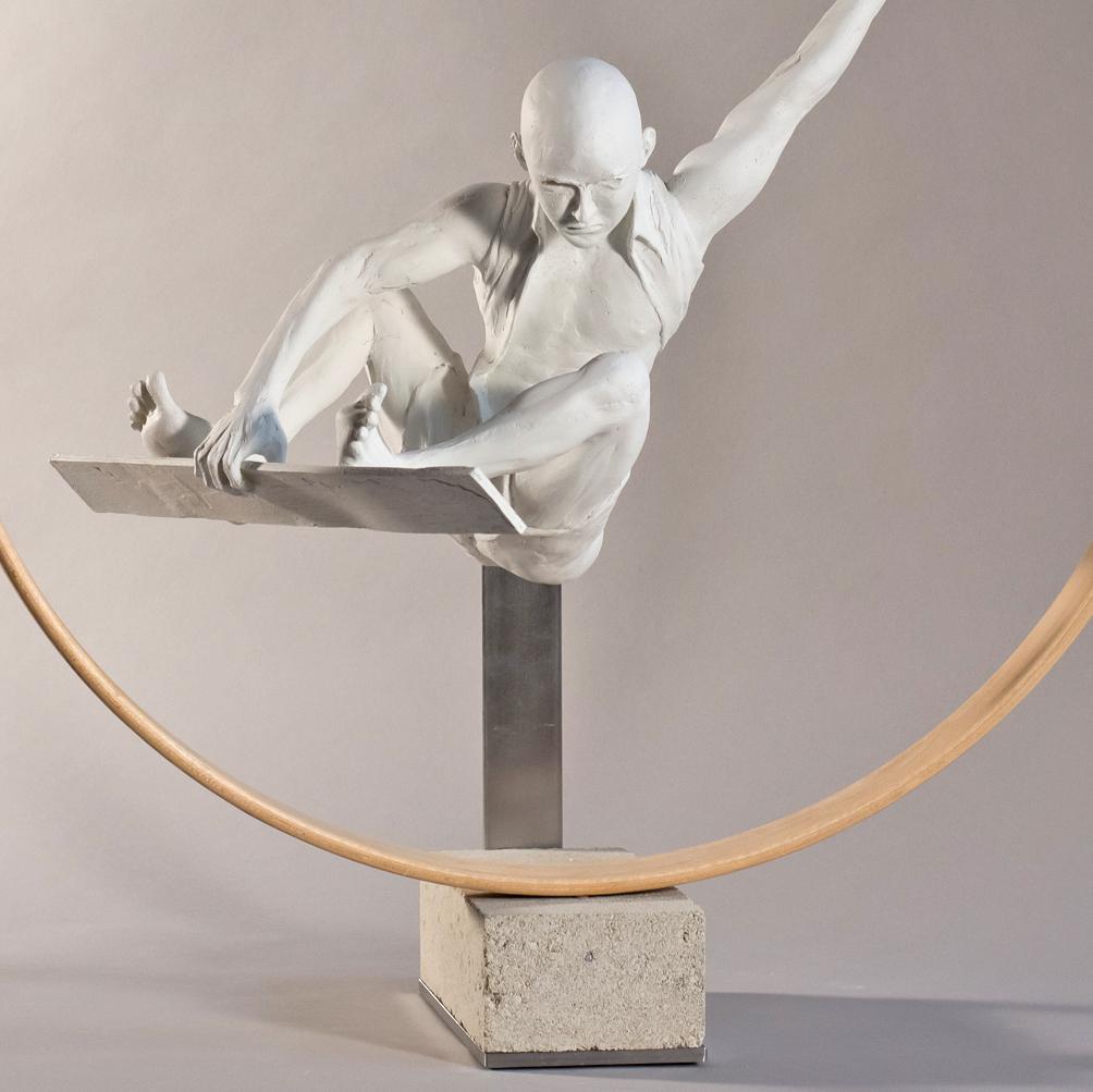 Indy Grab - sculpture figurative masculine athlétique performant une technique de skateboard - Marron Figurative Sculpture par W.W. Hung