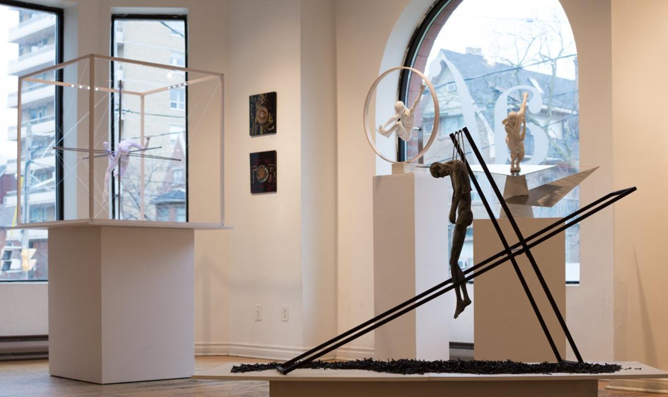 Les sculptures contemporaines de William Hung explorent, dans les moindres détails, la physique et les émotions humaines, en capturant souvent des personnages en mouvement. 

Cette pièce dynamique met en scène un skateur masculin surpris en train
