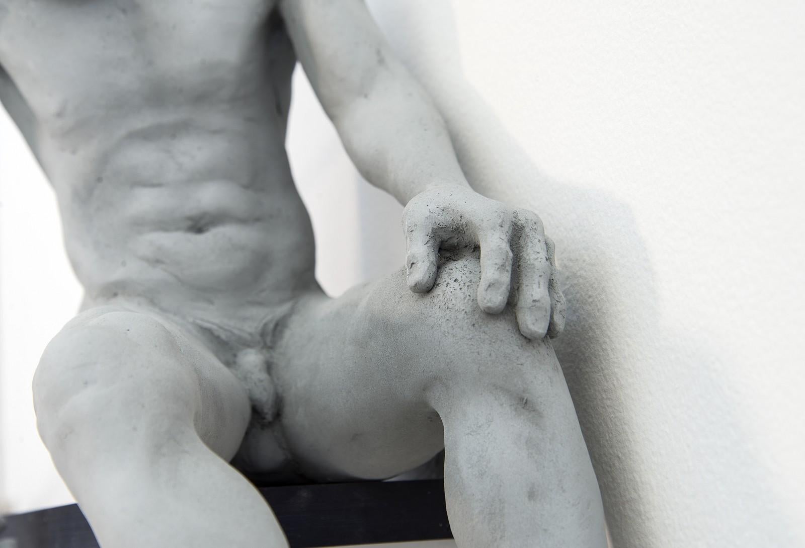 Tethered 1/9 - homme, posé, nu, figure, mixed media, sculpture murale - Contemporain Sculpture par W.W. Hung