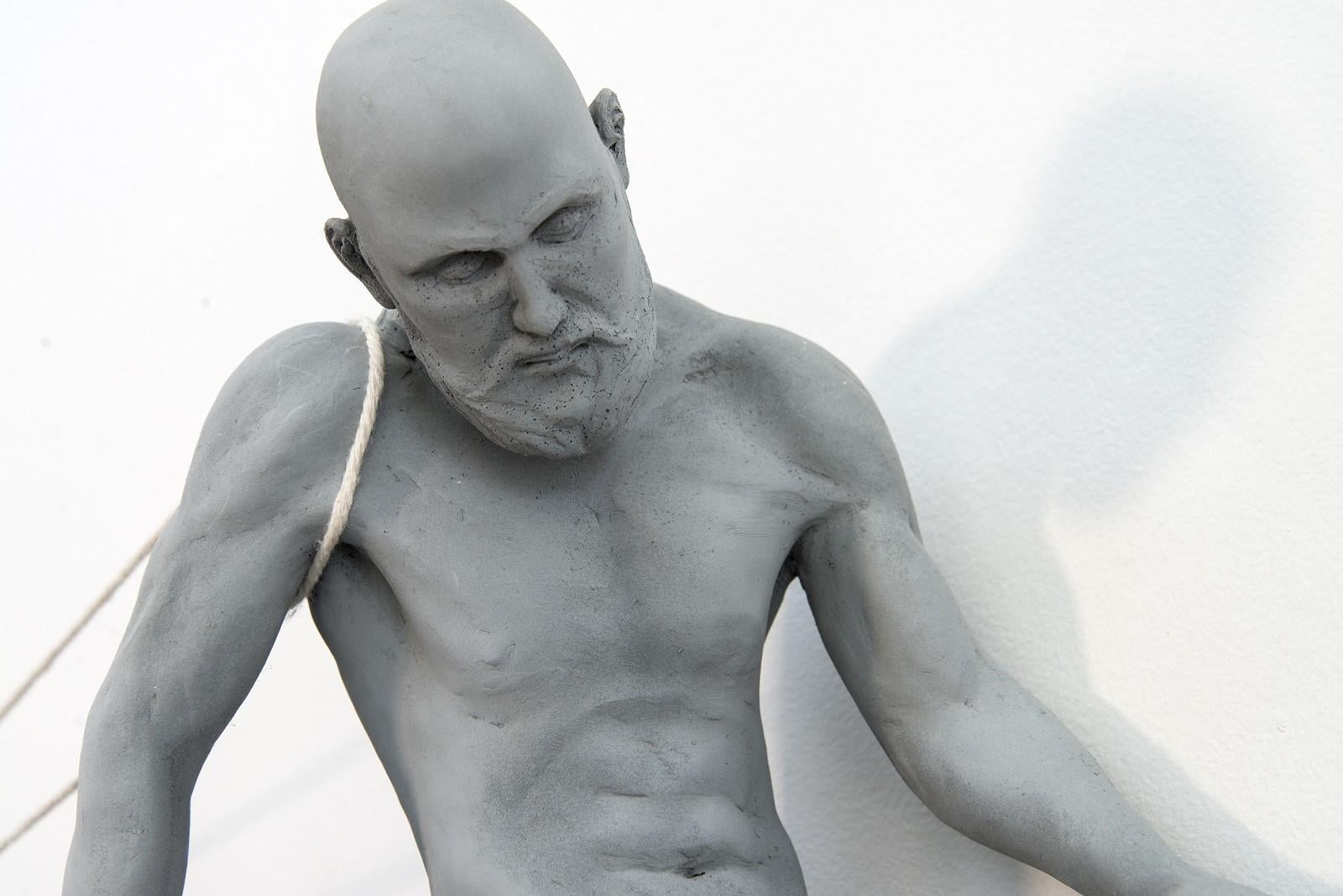 Der kanadische Bildhauer WW Hung hat eine weitere ergreifende und kraftvolle Pose gewählt, um in dieser zeitgenössischen Mixed-Media-Arbeit den Zustand des Menschen zu erkunden.

Ein nackter Mann sitzt auf dem Rand eines kindlichen Wippbretts, das