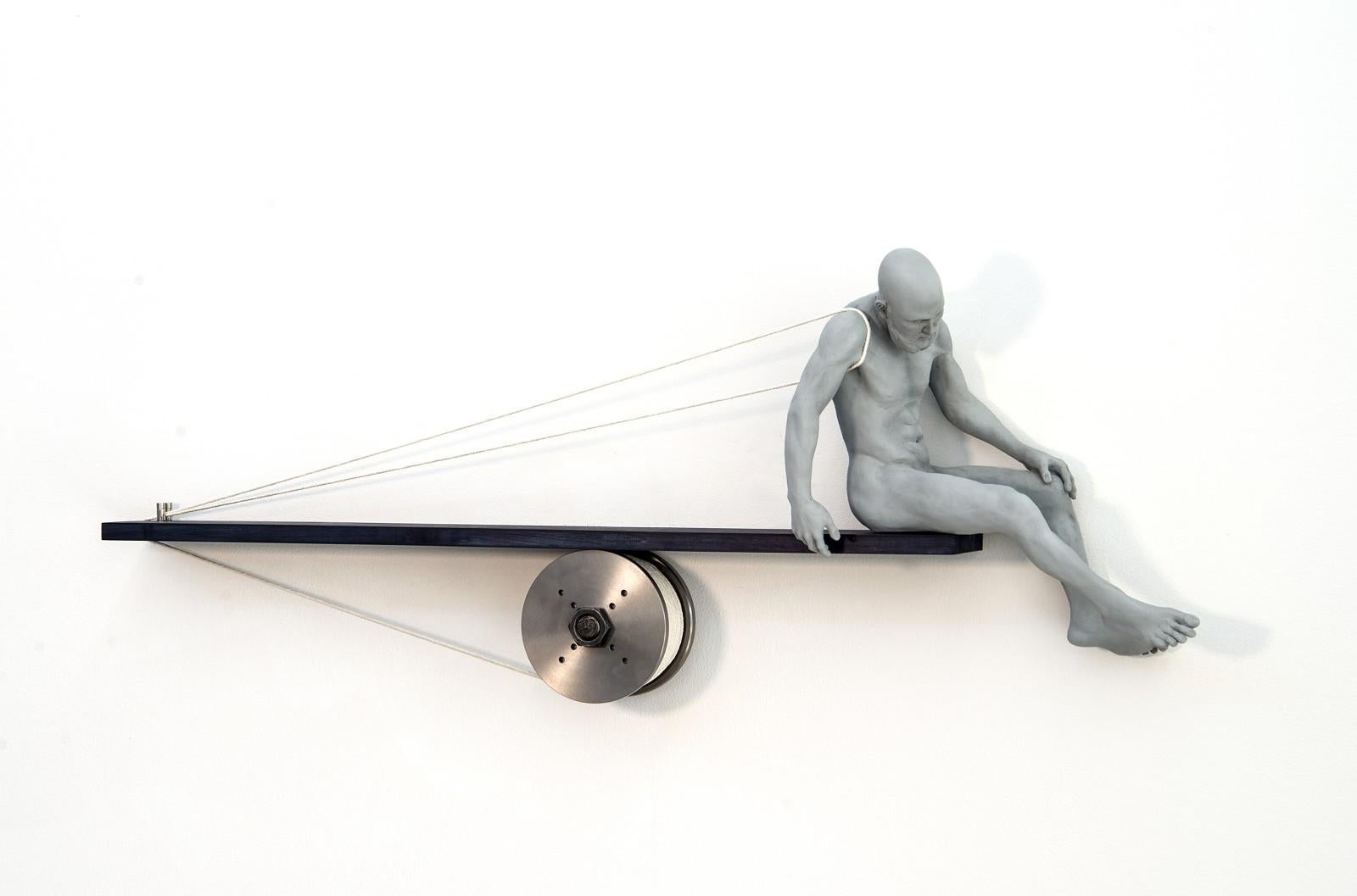 Tethered 1/9 - in bilico, maschio, nudo, figura, tecnica mista, scultura a parete in vendita 2