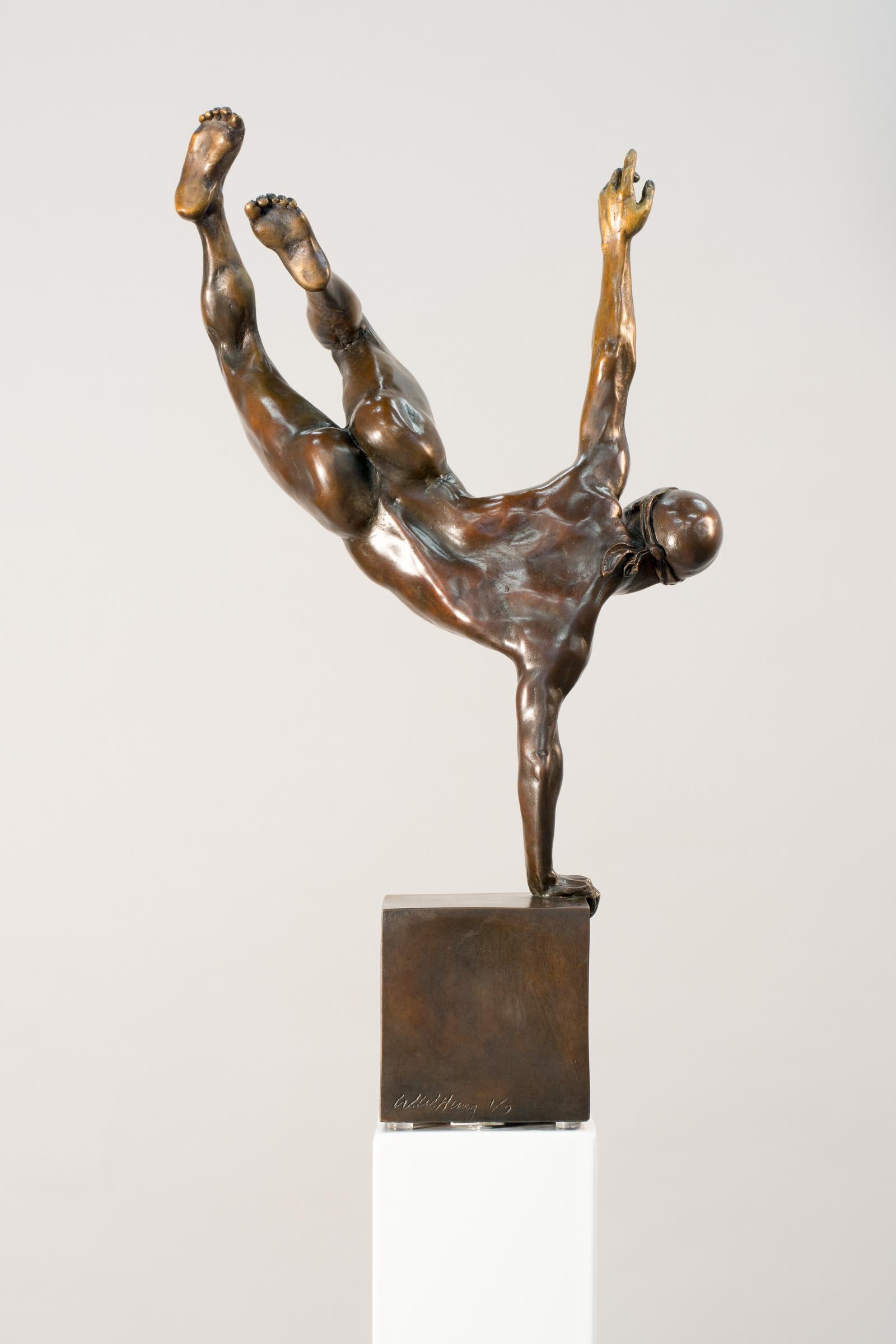 Yearning 2/9 - homme, nu, figuratif, statuette, sculpture en bronze - Contemporain Sculpture par W.W. Hung