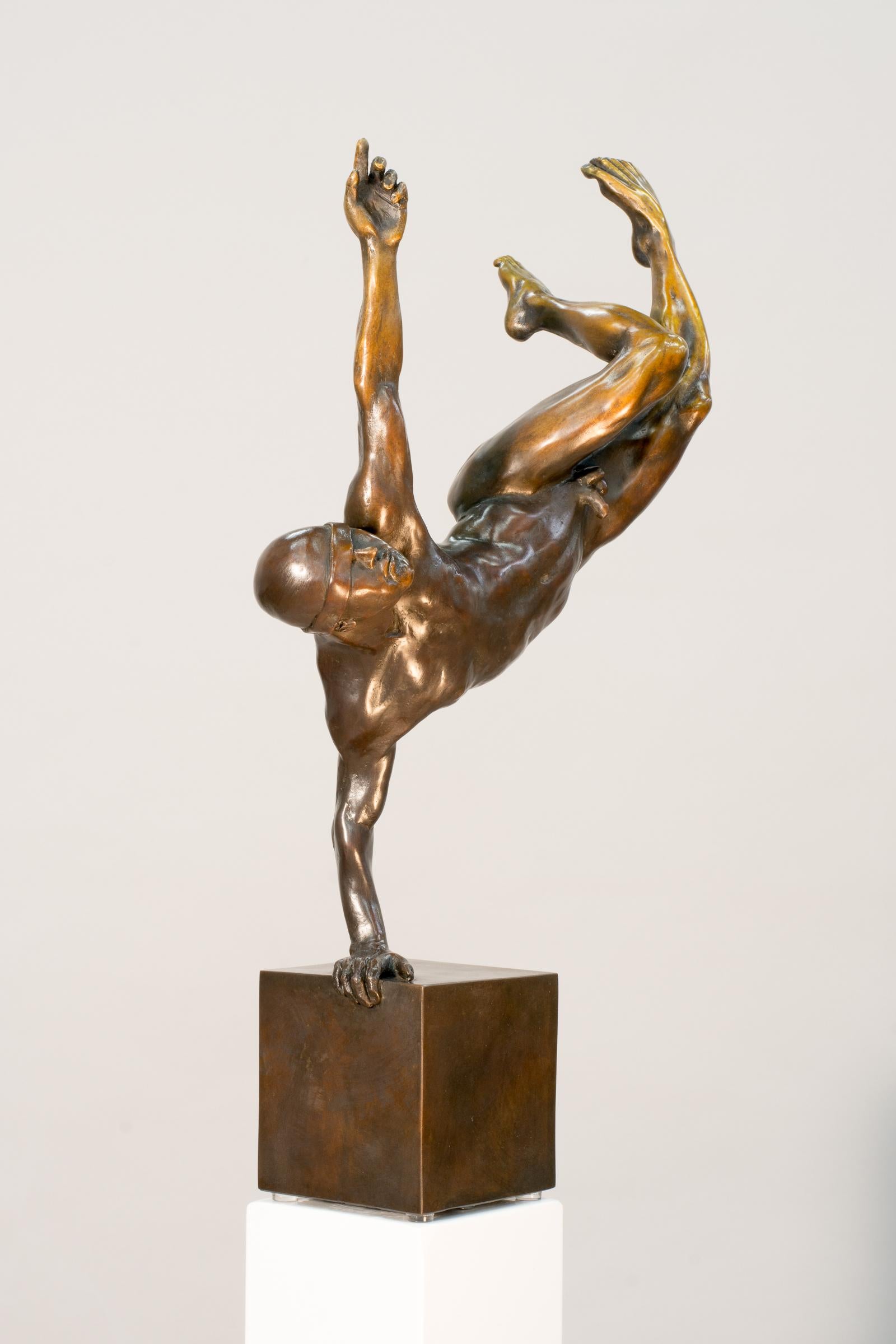 William Hung schafft dynamische, ausdrucksstarke und zugleich elegante Skulpturen, die sich mit dem menschlichen Dasein auseinandersetzen. In diesem intimen Werk aus reicher Bronze balanciert ein Athlet auf einer Hand, wobei sein nackter,