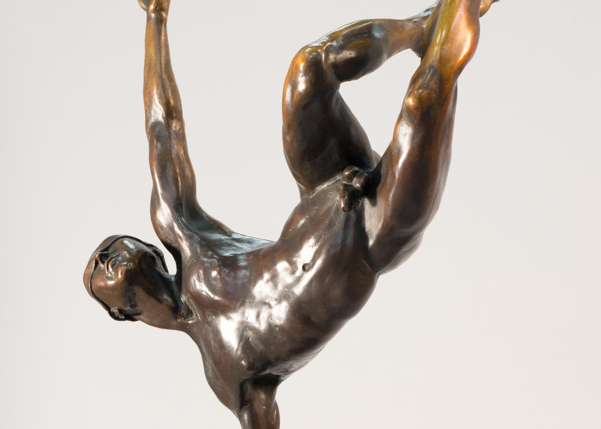 Espressivo ed elegante al tempo stesso, William Hung crea sculture dinamiche che esplorano la condizione umana. In questo pezzo intimo, fuso in un ricco bronzo, un atleta sta in equilibrio su una mano, il suo corpo nudo e in forma sembra sospeso a