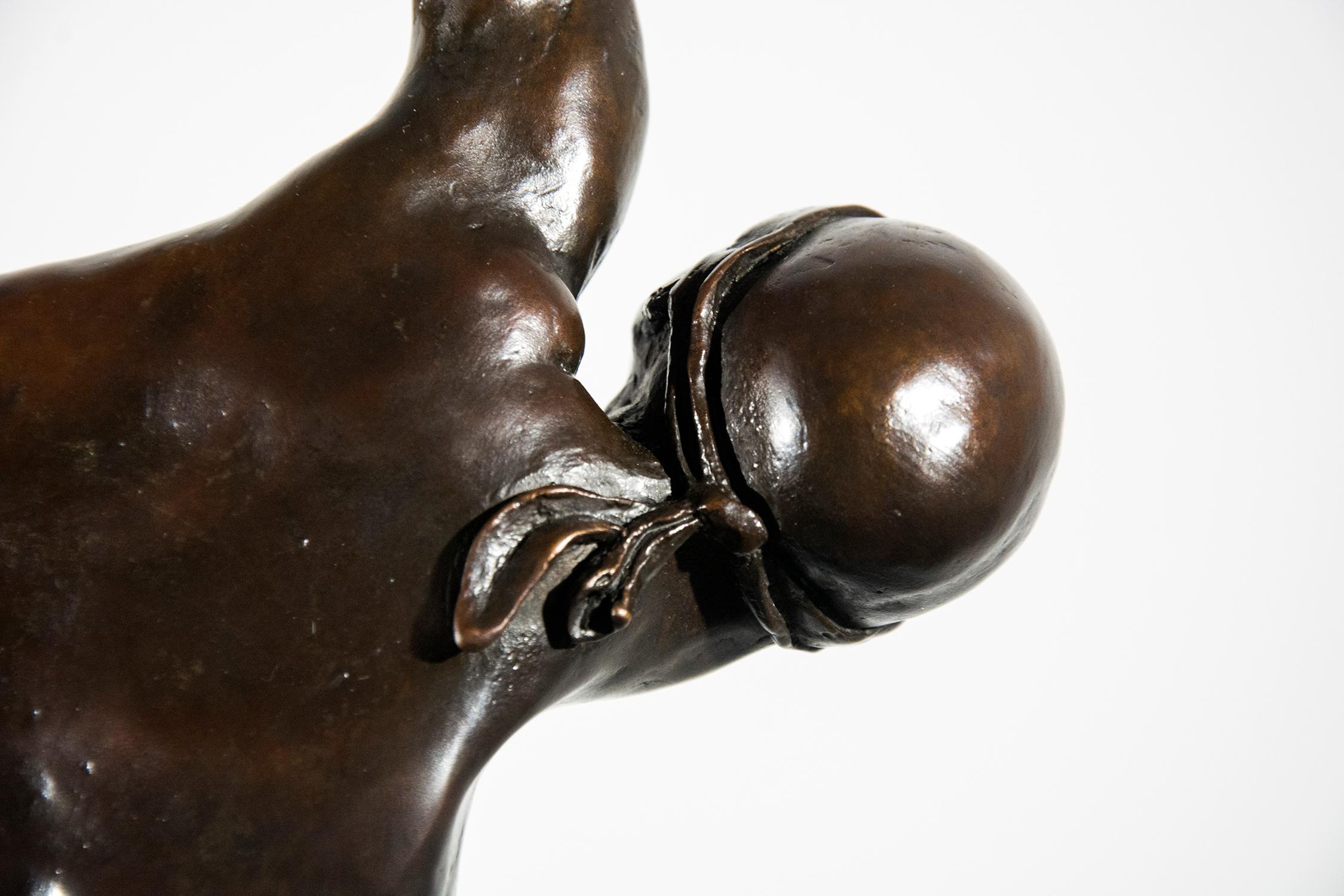 William Hung schafft dynamische, ausdrucksstarke und zugleich elegante Skulpturen, die sich mit dem menschlichen Dasein auseinandersetzen. In diesem intimen Werk aus reicher Bronze balanciert ein Athlet auf einer Hand, wobei sein nackter,