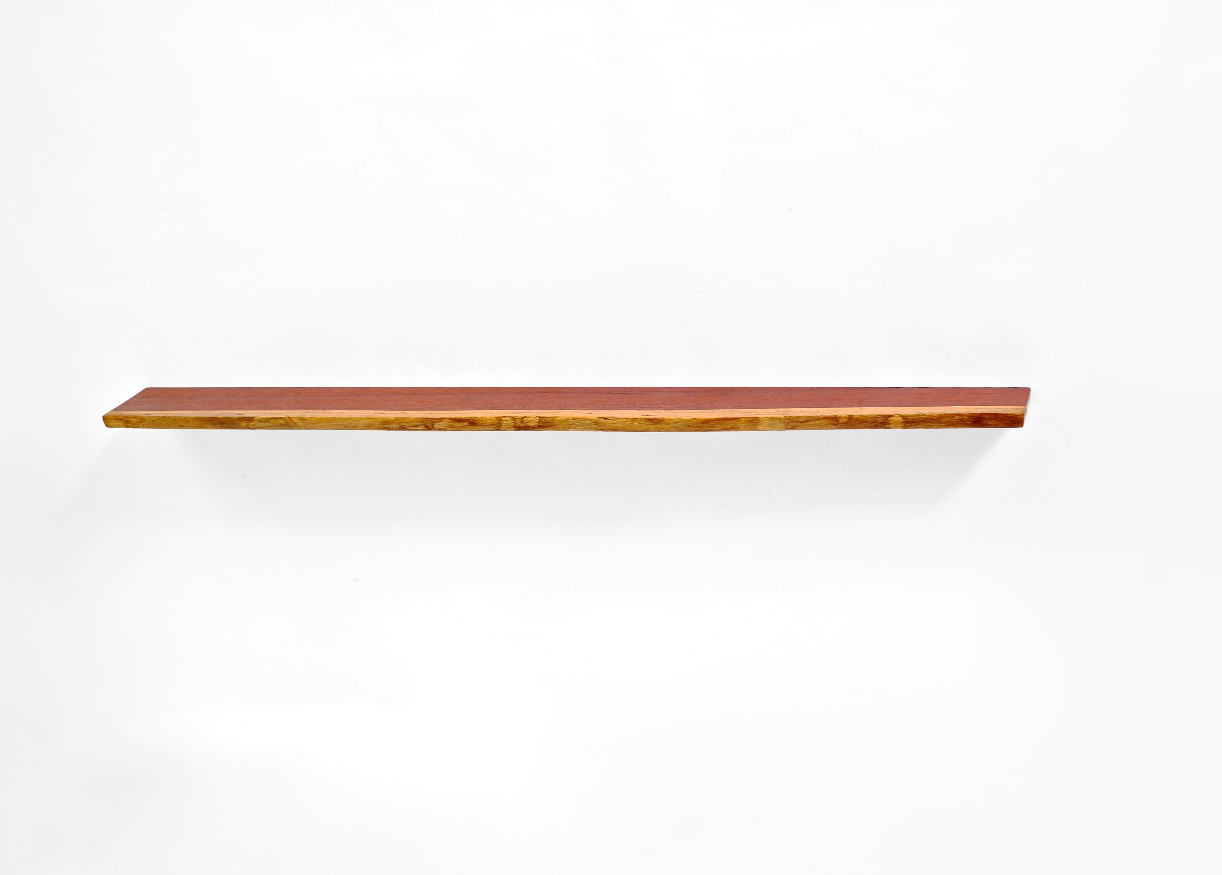 W1244 Estantería colgante de madera de Padouk de Jörg Pietschmann
Dimensiones: P 24,5 x An 174 x Al 3,5 cm.
Materiales: Madera de padouk.

Todos los estantes murales incluyen soportes de acero para pasadores, para un montaje discreto. Póngase en