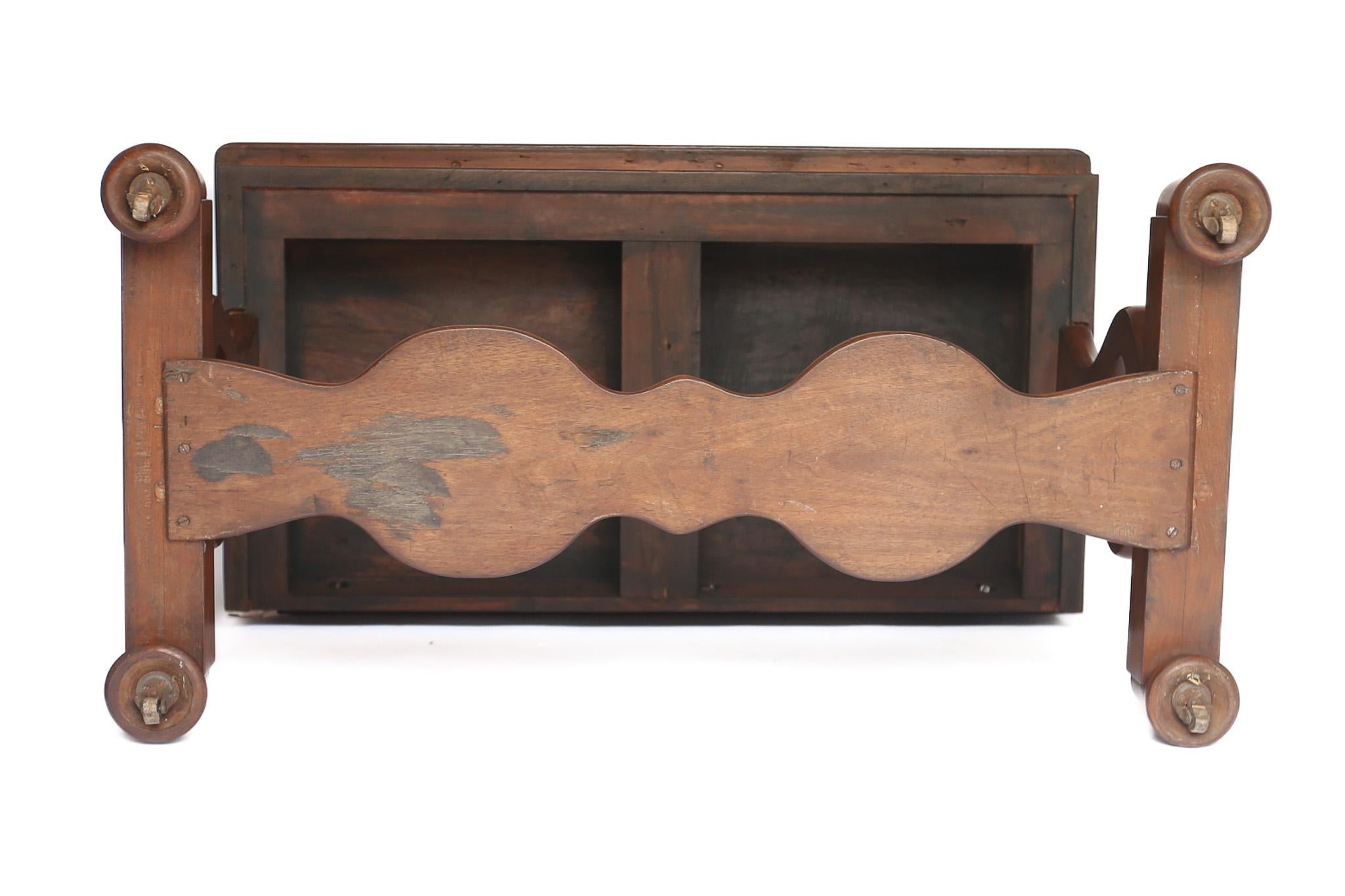 William 1V Periodo 1830-37 Lavabo de cedro de 2 cajones
Galería 3 cuartos Atrás
Tapa de cedro bien labrada
Dos cajones con pomos de madera
Soportes de extremo perfilados Tulipanes estilizados
Camilla en cruz para apoyar Jarra y Cuenco
Recientemente