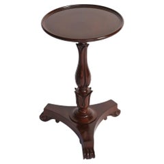 W1V Table de lampe en acajou sculpté d'époque