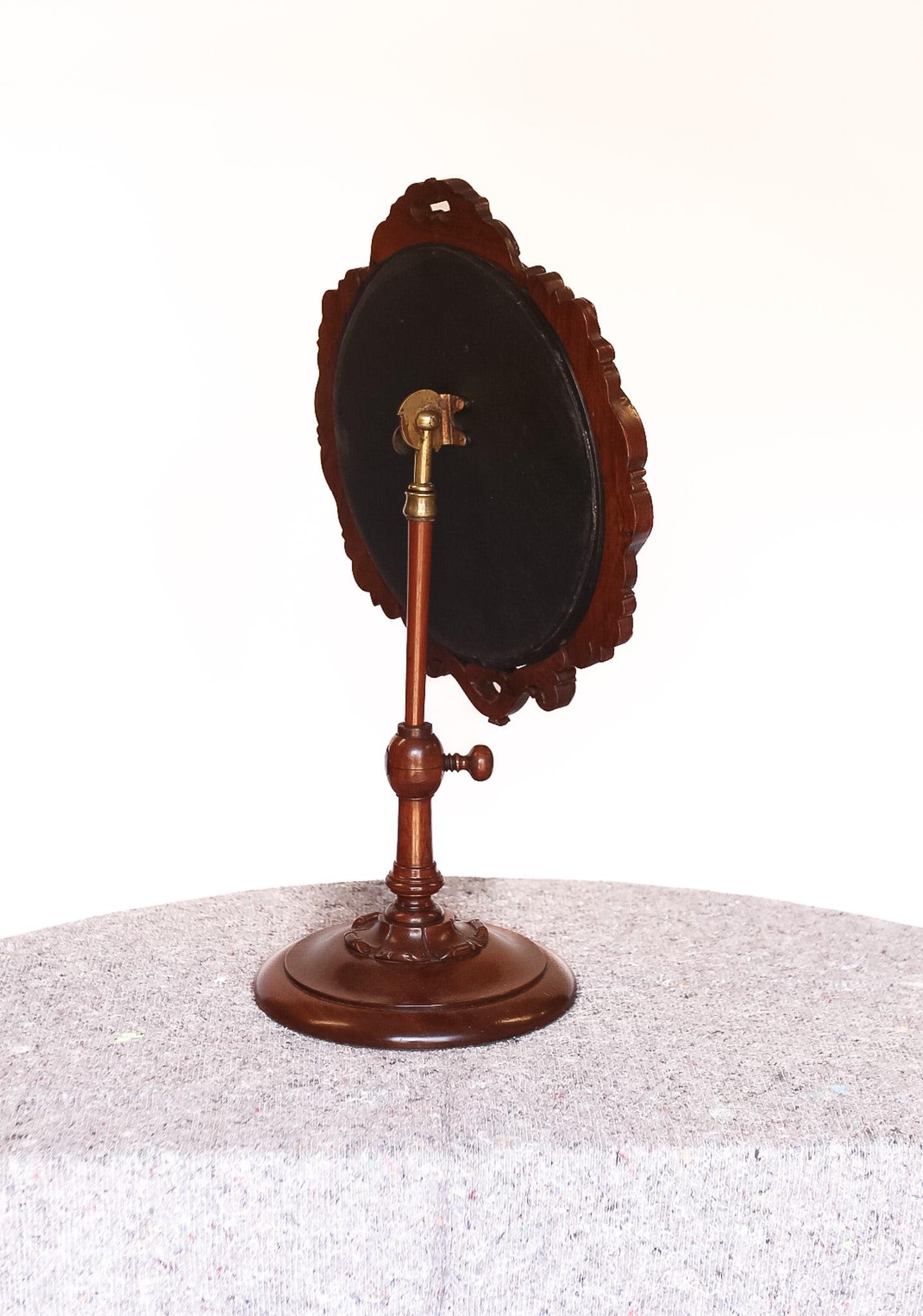 Specchio da toeletta regolabile circolare in mogano d'epoca W1V
William Williams 1V periodo 1830-1837
Sostituzione del vetro dello specchio, con
Cornice circolare modellata, contorno intagliato con volute, 
Ottone Fermaglio regolabile,
Asta