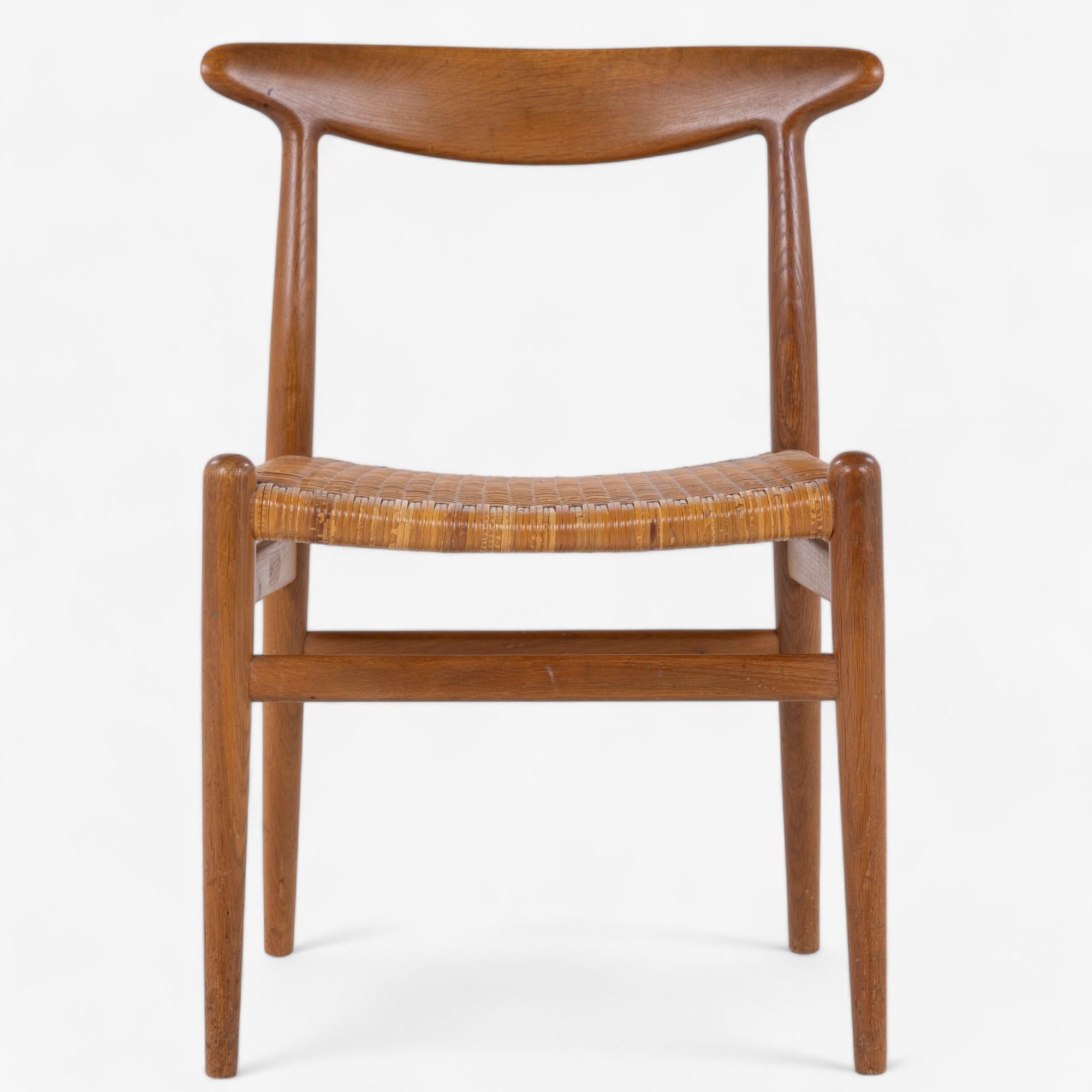 Sedia da pranzo W2 in Oak con vimini patinato. Disegnata da Hans J. Wegner e realizzata dall'ebanista C.C. I. M. Madsen.

Il vimini varia da una sedia all'altra - contattaci per le foto individuali.