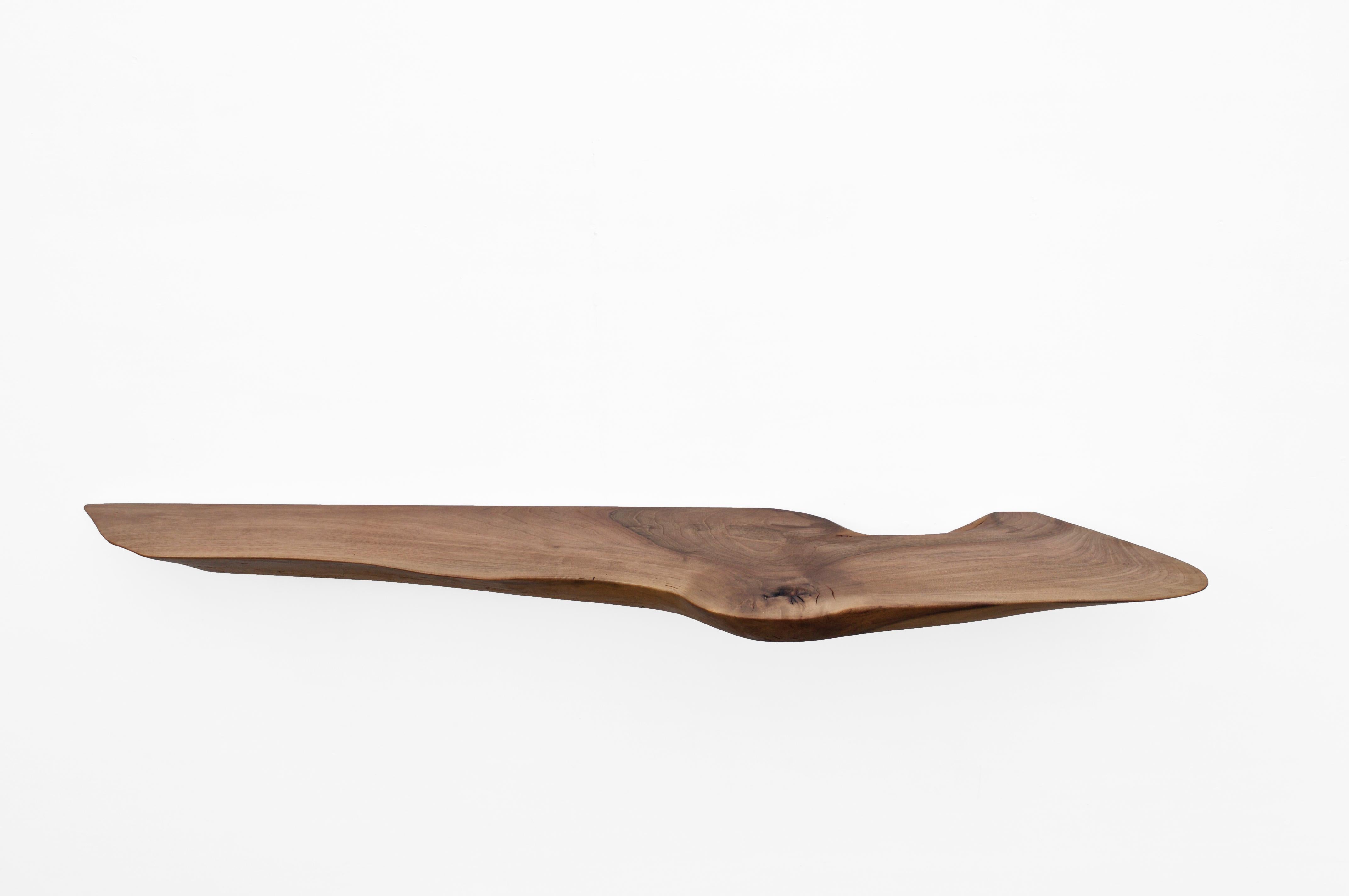 W2393 Estantería colgante de pared en madera de nogal by Jörg Pietschmann
Dimensiones: P 27 x An 140 x Al 5 cm.
Materiales: Madera de nogal.

Todos los estantes murales incluyen soportes de acero para pasadores, para un montaje discreto. Póngase en