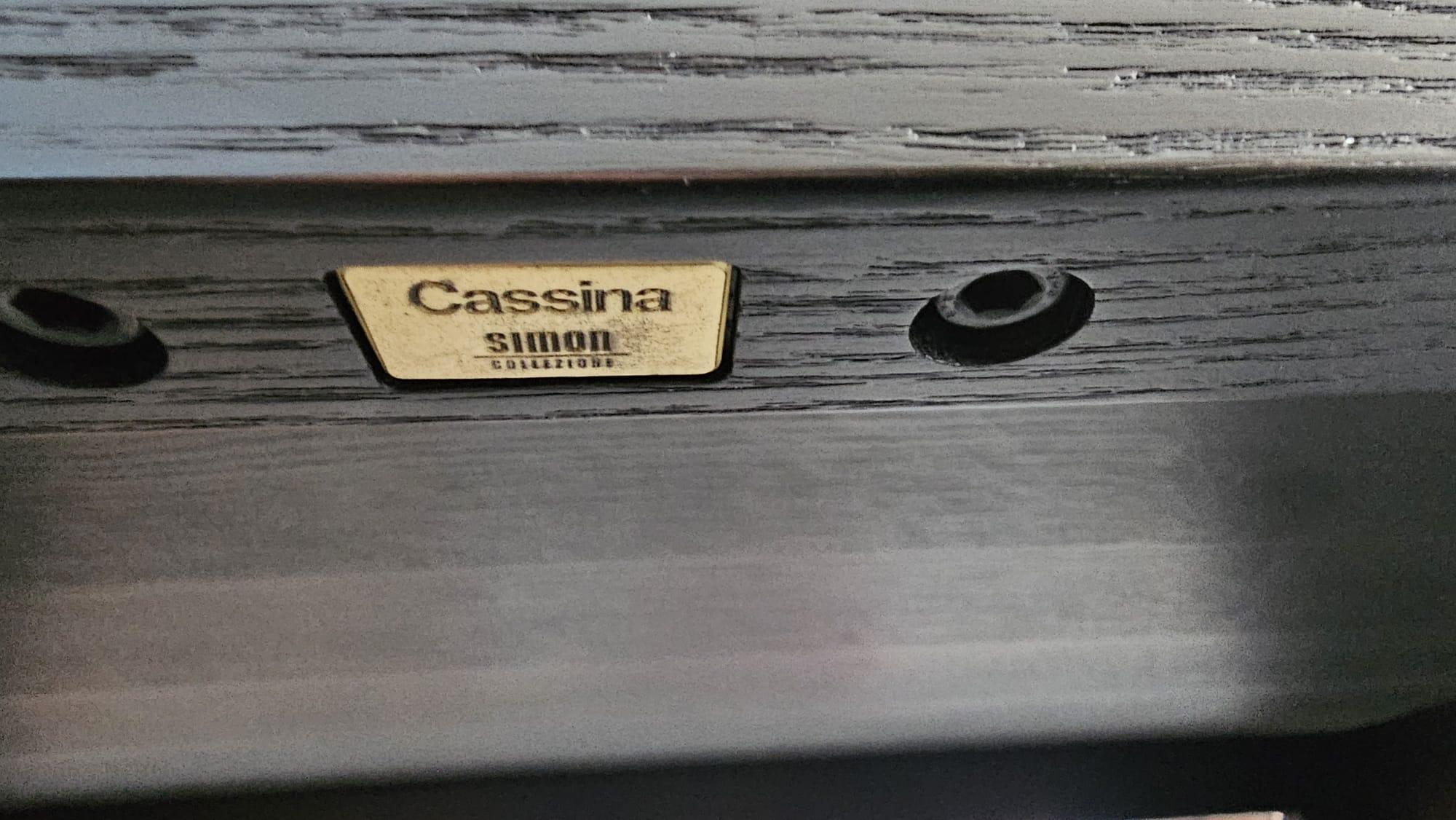 La scrivania Pecs, disegnata nel 1964 da Marcel Breuer per Simon by Cassina, è realizzata in frassino tinto nero ed è disponibile in un'unica dimensione. È dotato di due cassetti, con tre cassetti posizionati sul lato destro e due cassetti sul lato