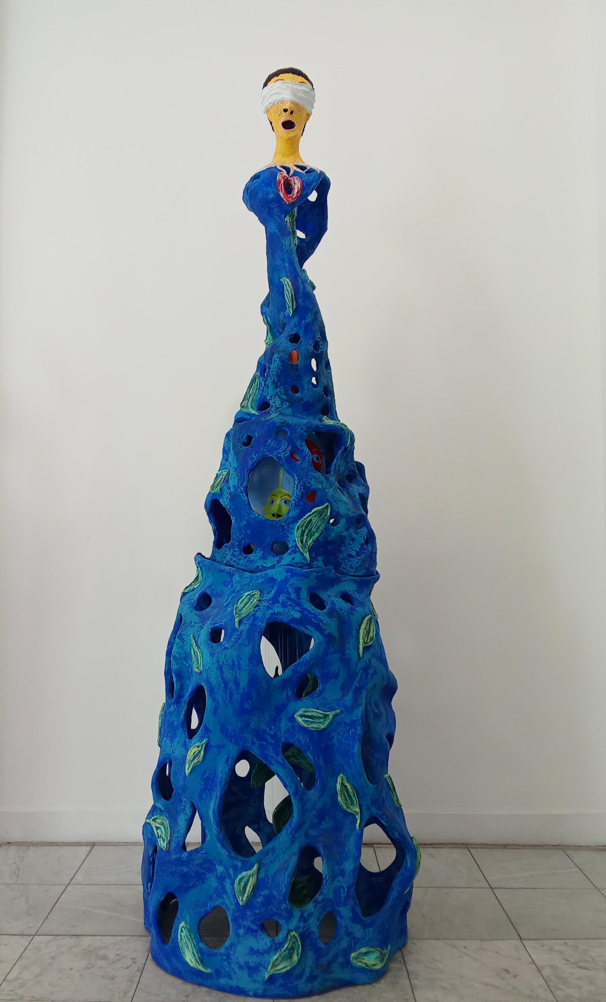 Sculpture unique en papier mâché coloré, peinte à la main 
Signé à la main par l'artiste

" Libre et fort !

Voilà ce que je suis,

libre avec mes formes, fort avec mes couleurs,

les deux sont toujours imbriqués l'un dans l'autre.

Parler de ce