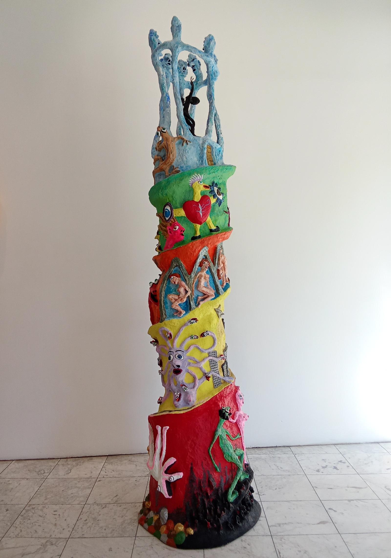 Einzigartige bunte Pappmaché-Skulptur, handbemalt 
Vom Künstler handsigniert

" Frei und stark!

Das ist es, was ich bin,

frei mit meinen Formen, stark mit meinen Farben,

beide immer miteinander verflochten.

Es ist nicht einfach, über diese