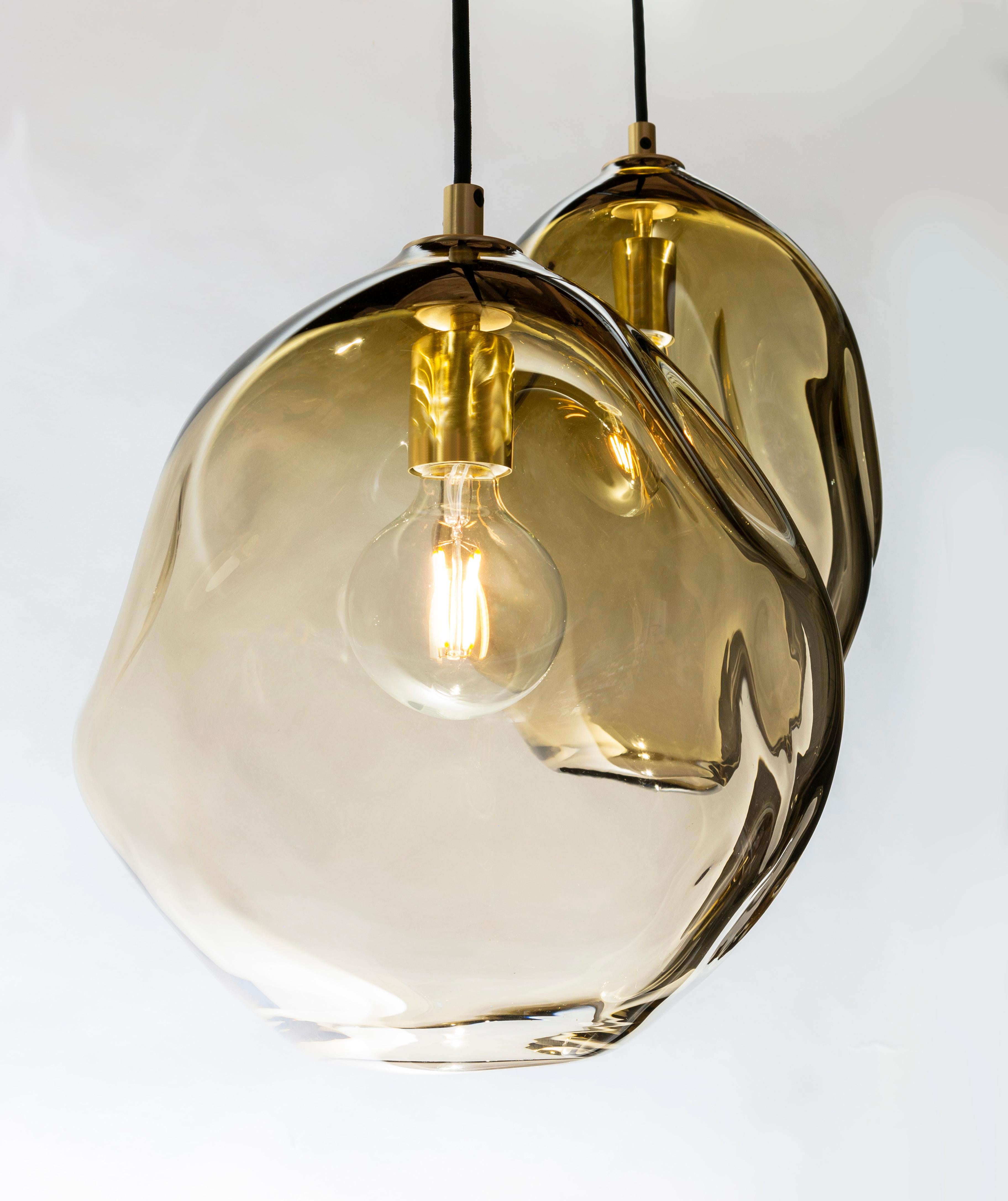 Mid-Century Modern Lampe à suspension Wabi, verre soufflé à la main, topaze fumée, fabriquée sur commande en vente