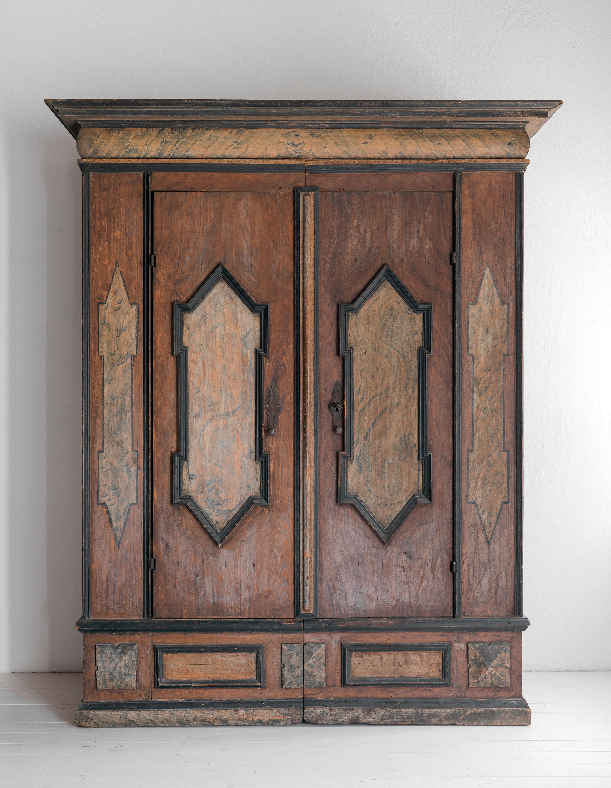 An exceptional 18th century Tuscan cabinet in original paint. Perfect in a hallway, office or dinign room. Wonderfull patina.