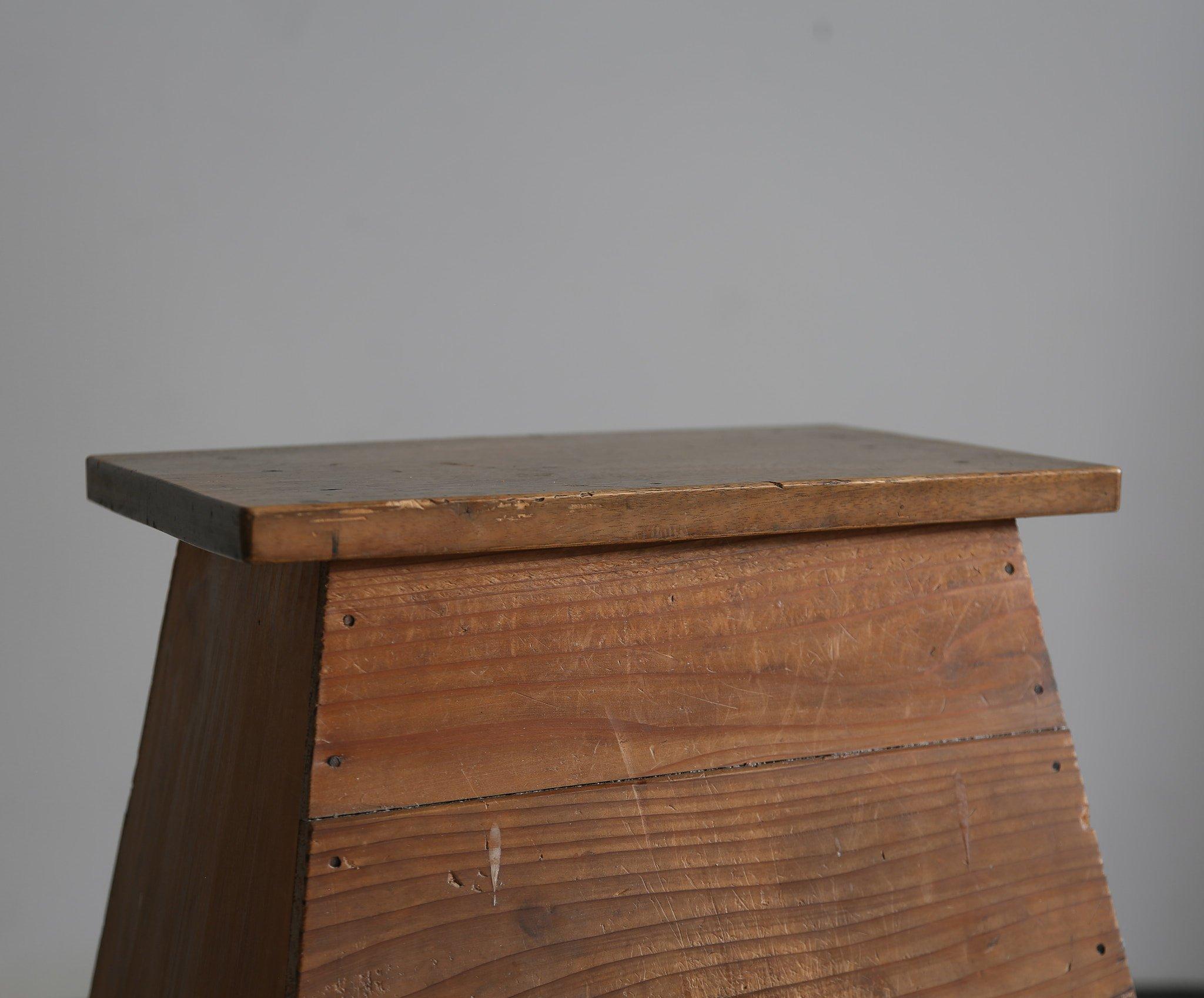 Larger scale Japanese box steps, used for getting to those out of reach places.

Solid panelled cedar, all sound and strong.

Japan C1960.

H 66cm x W 50cm x D 44cm
