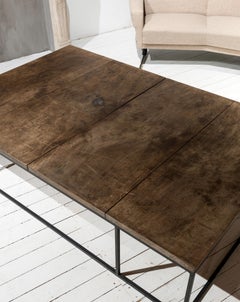 Wabi Sabi. Une table basse exceptionnelle faite sur mesure avec un plateau en noyer du 18ème siècle.