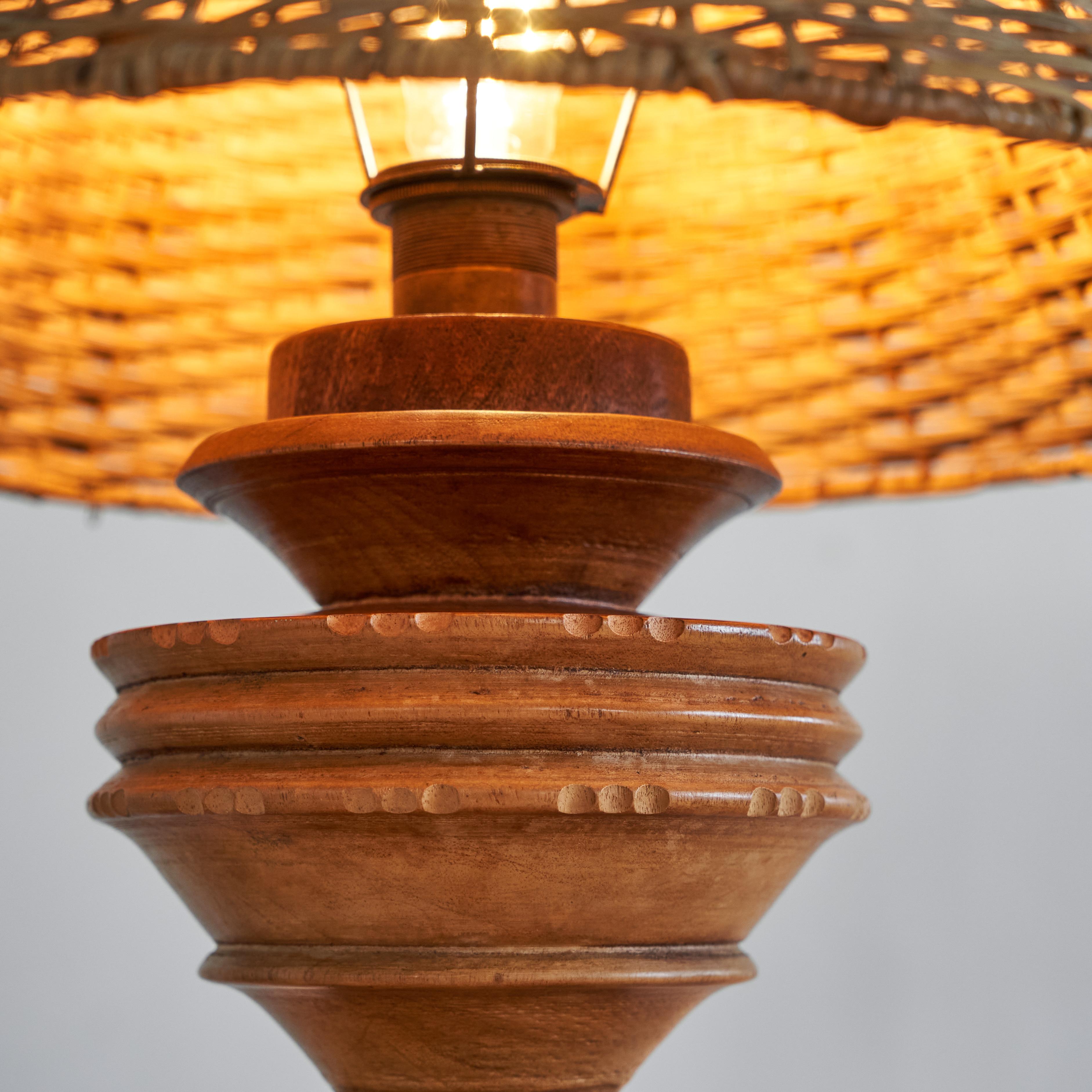 Lampe de table ancienne Wabi Sabi en bois tourné et sculpté avec abat-jour en rotin en vente 2