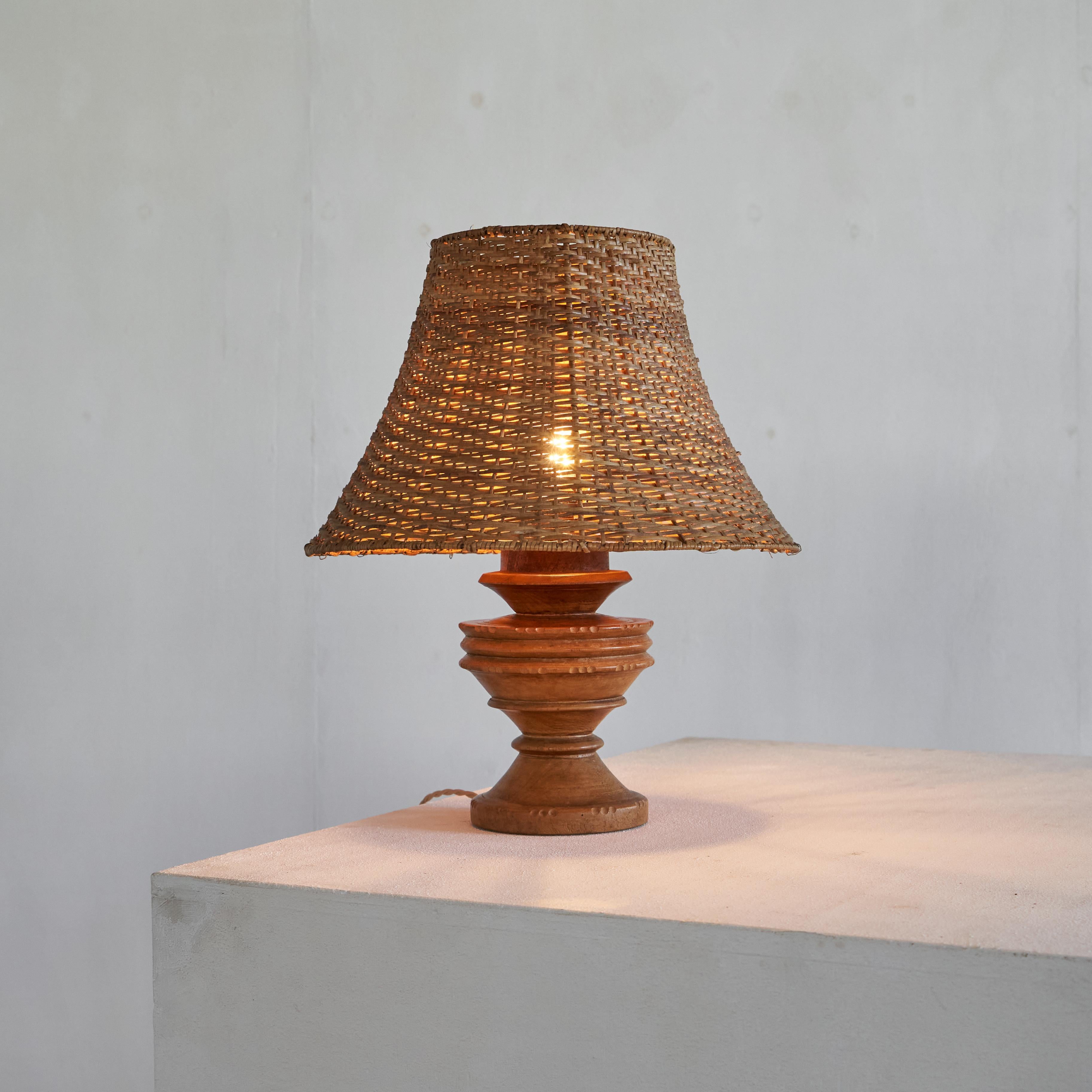 Lampe de table antique Wabi Sabi en bois tourné et en rotin, début du 20e siècle.

Belle et intemporelle lampe de table wabi sabi en bois tourné et sculpté avec un bel abat-jour en rotin vintage. La forme et les détails sculptés sont superbes - ils