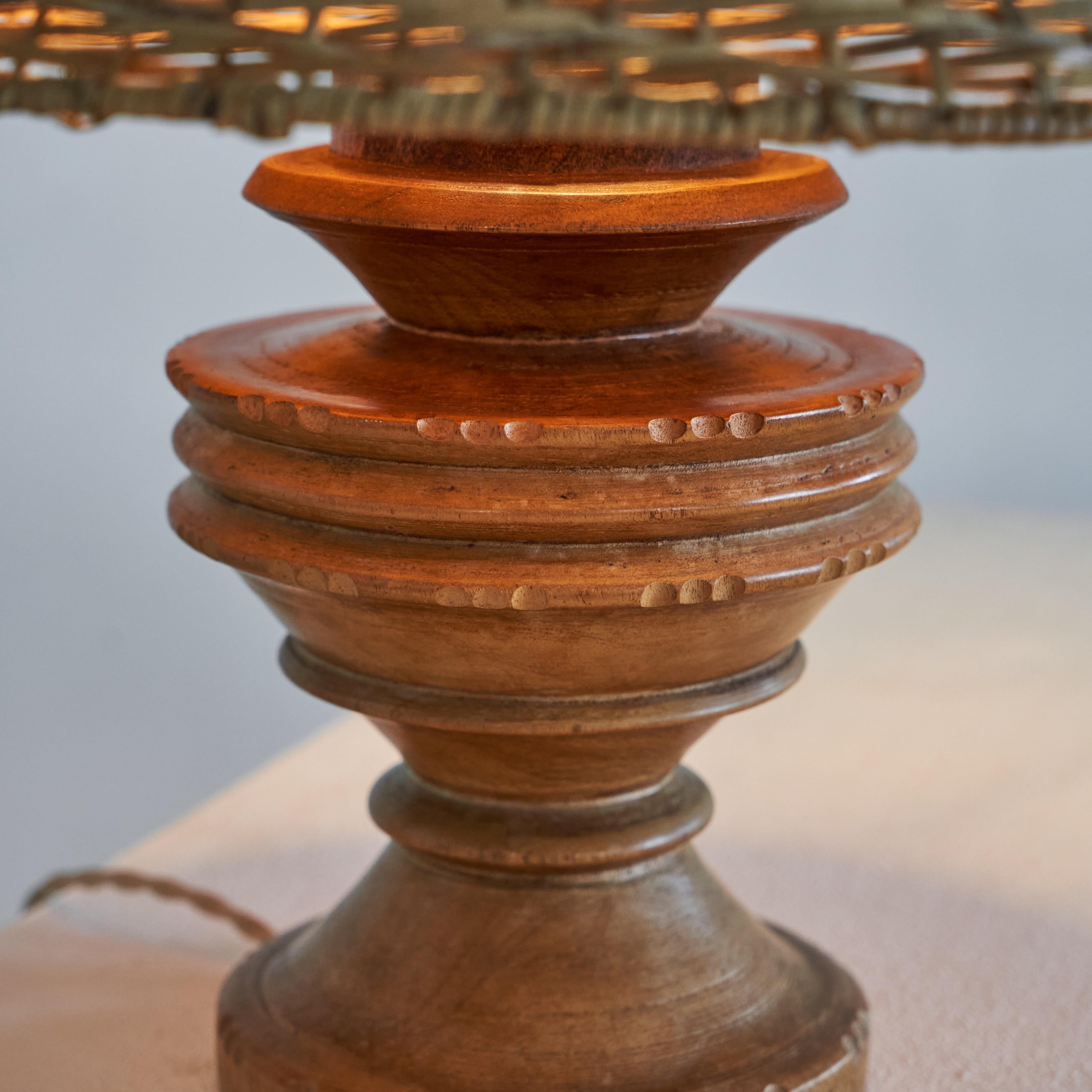 Art déco Lampe de table ancienne Wabi Sabi en bois tourné et sculpté avec abat-jour en rotin en vente