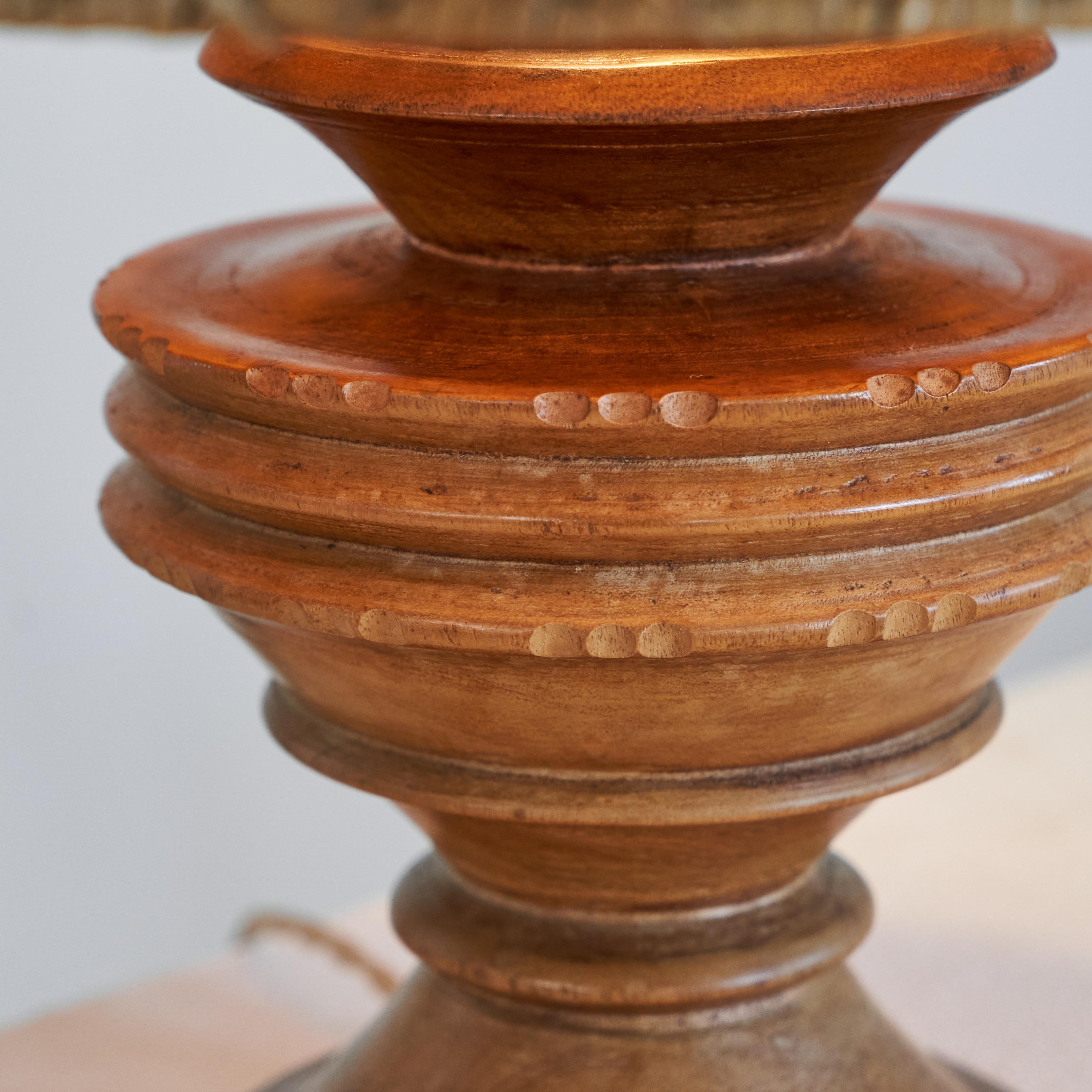 Fait main Lampe de table ancienne Wabi Sabi en bois tourné et sculpté avec abat-jour en rotin en vente