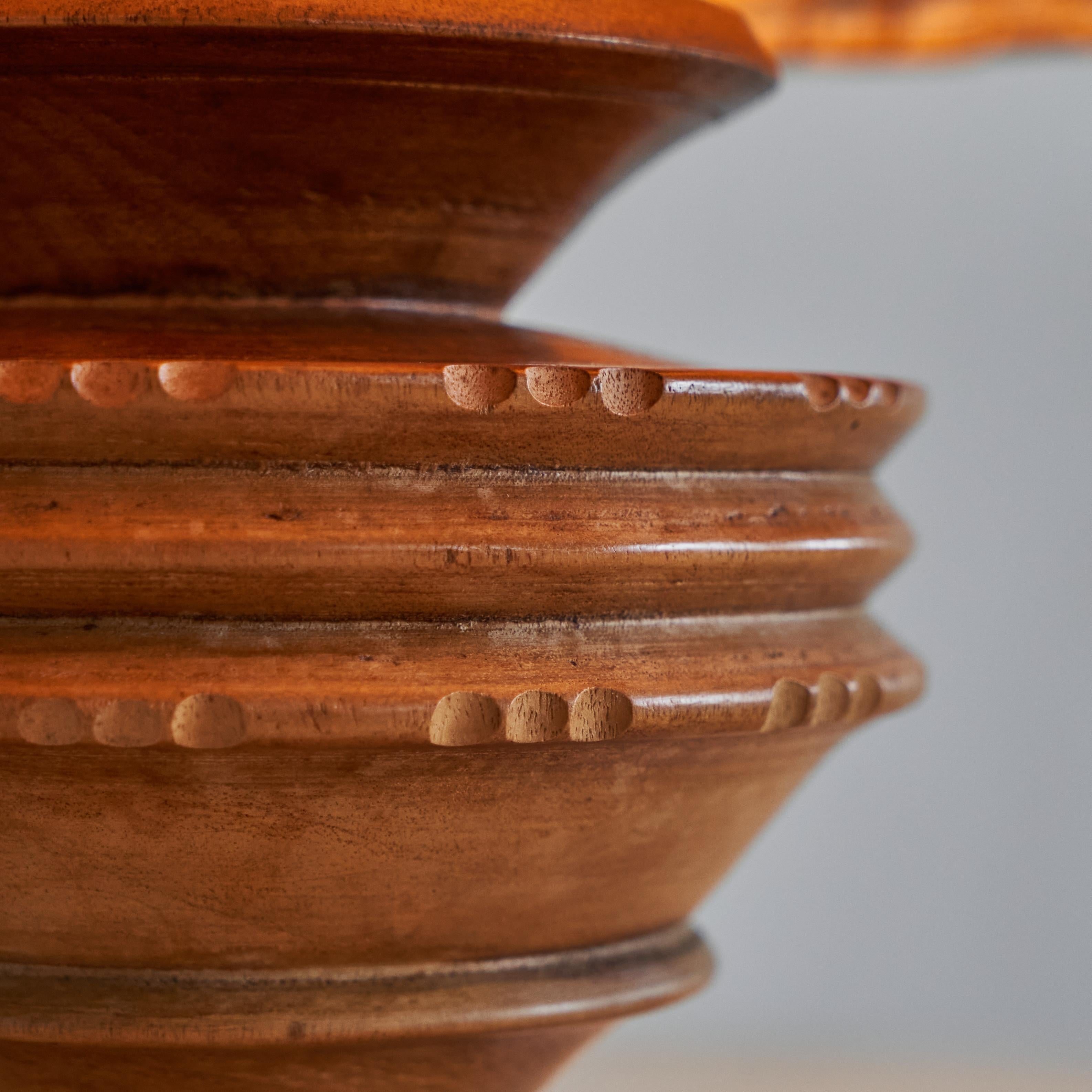 20ième siècle Lampe de table ancienne Wabi Sabi en bois tourné et sculpté avec abat-jour en rotin en vente