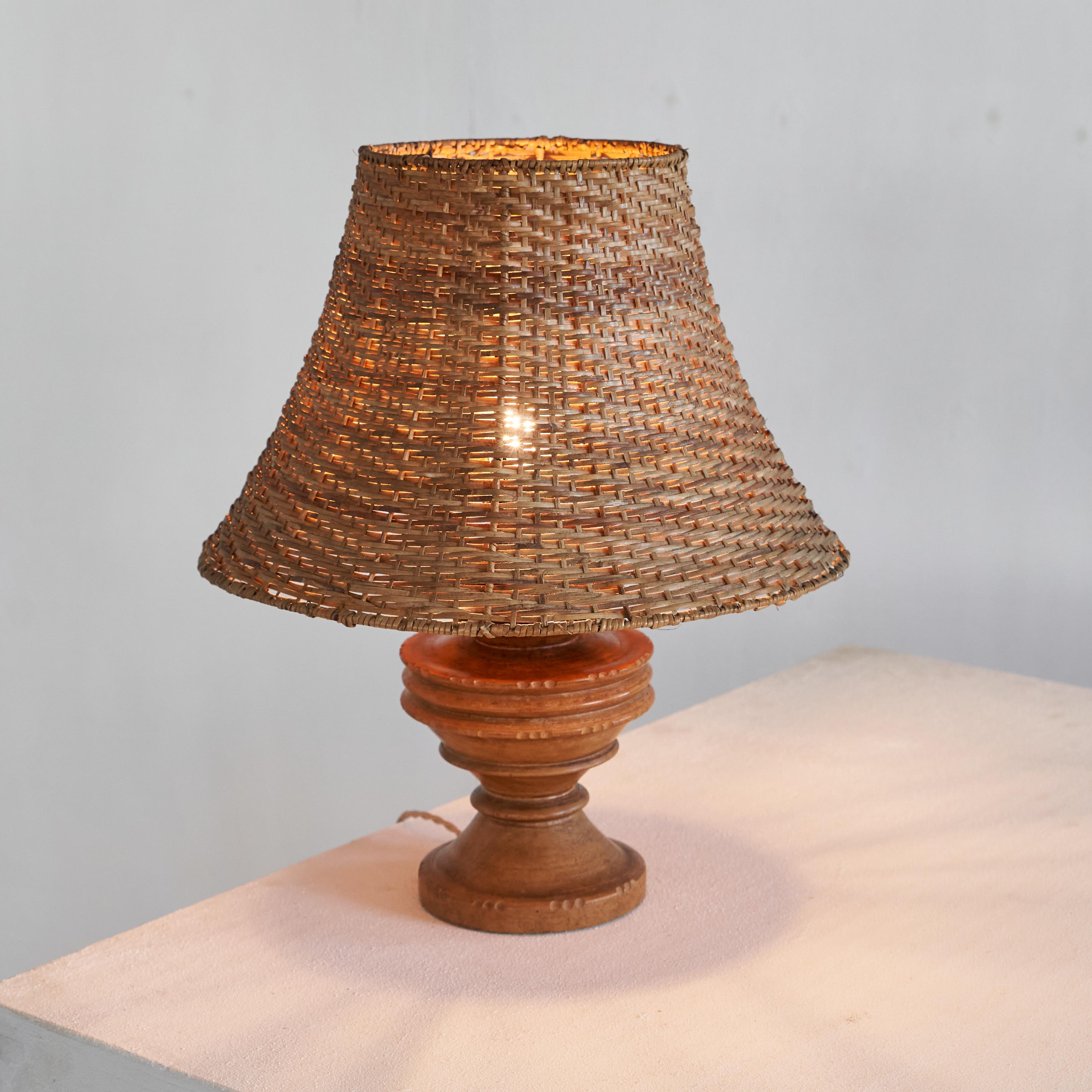 Laiton Lampe de table ancienne Wabi Sabi en bois tourné et sculpté avec abat-jour en rotin en vente