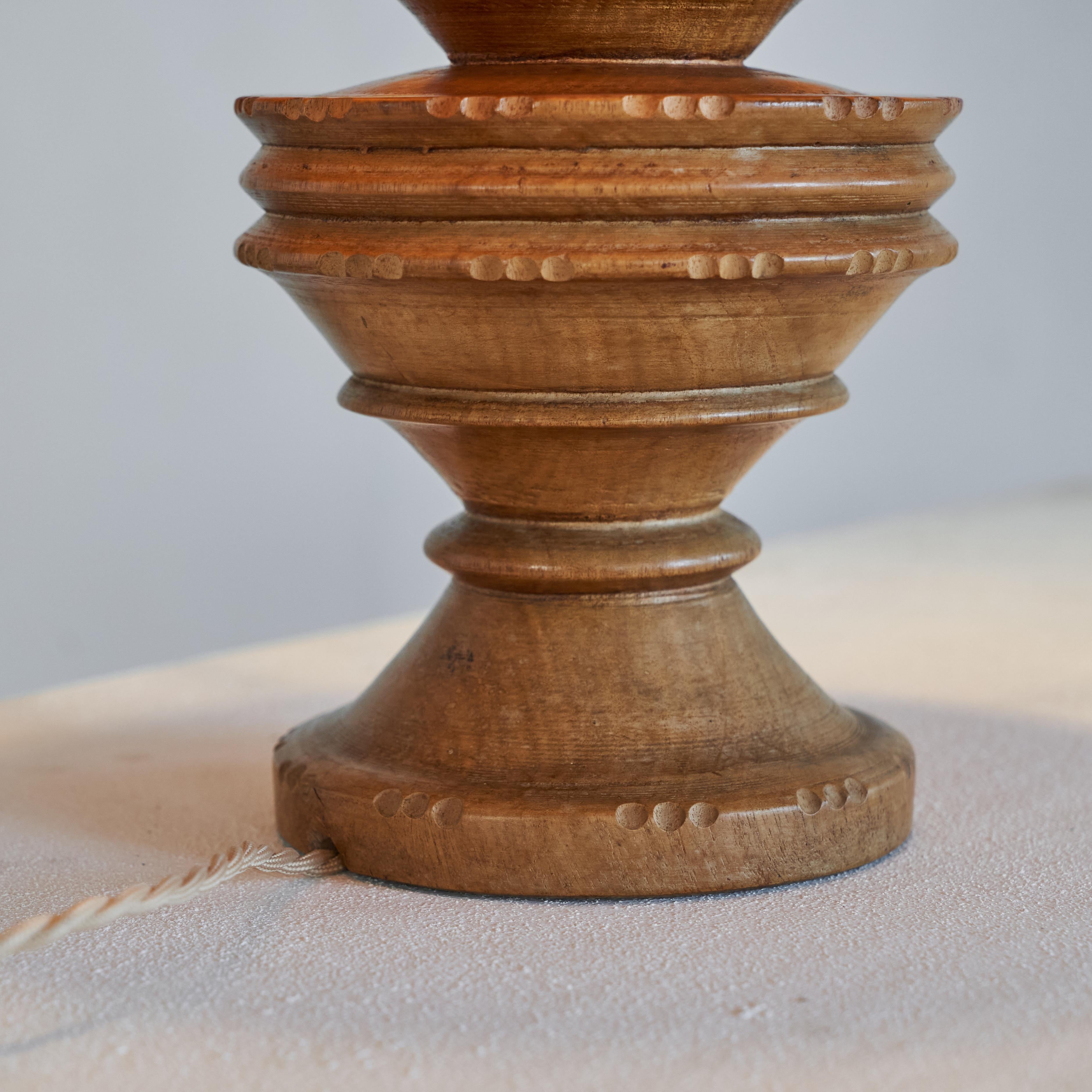 Lampe de table ancienne Wabi Sabi en bois tourné et sculpté avec abat-jour en rotin en vente 1