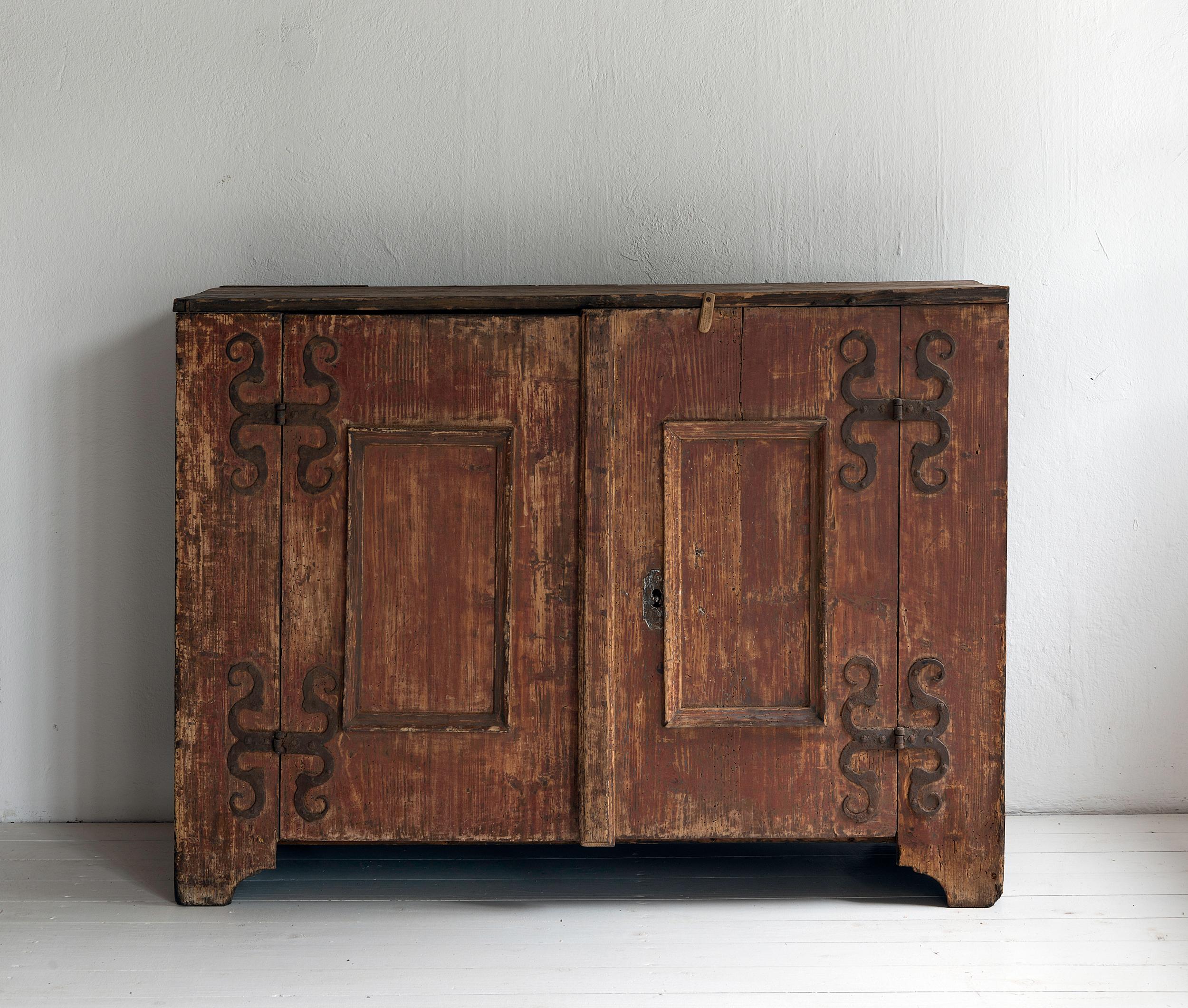 A beautiful early 17th century painted buffet with remains of original color.

The original lock has been kept as an original feature, but the door closes with a wooden peg. 

Northern Italy, early 17th century.


 