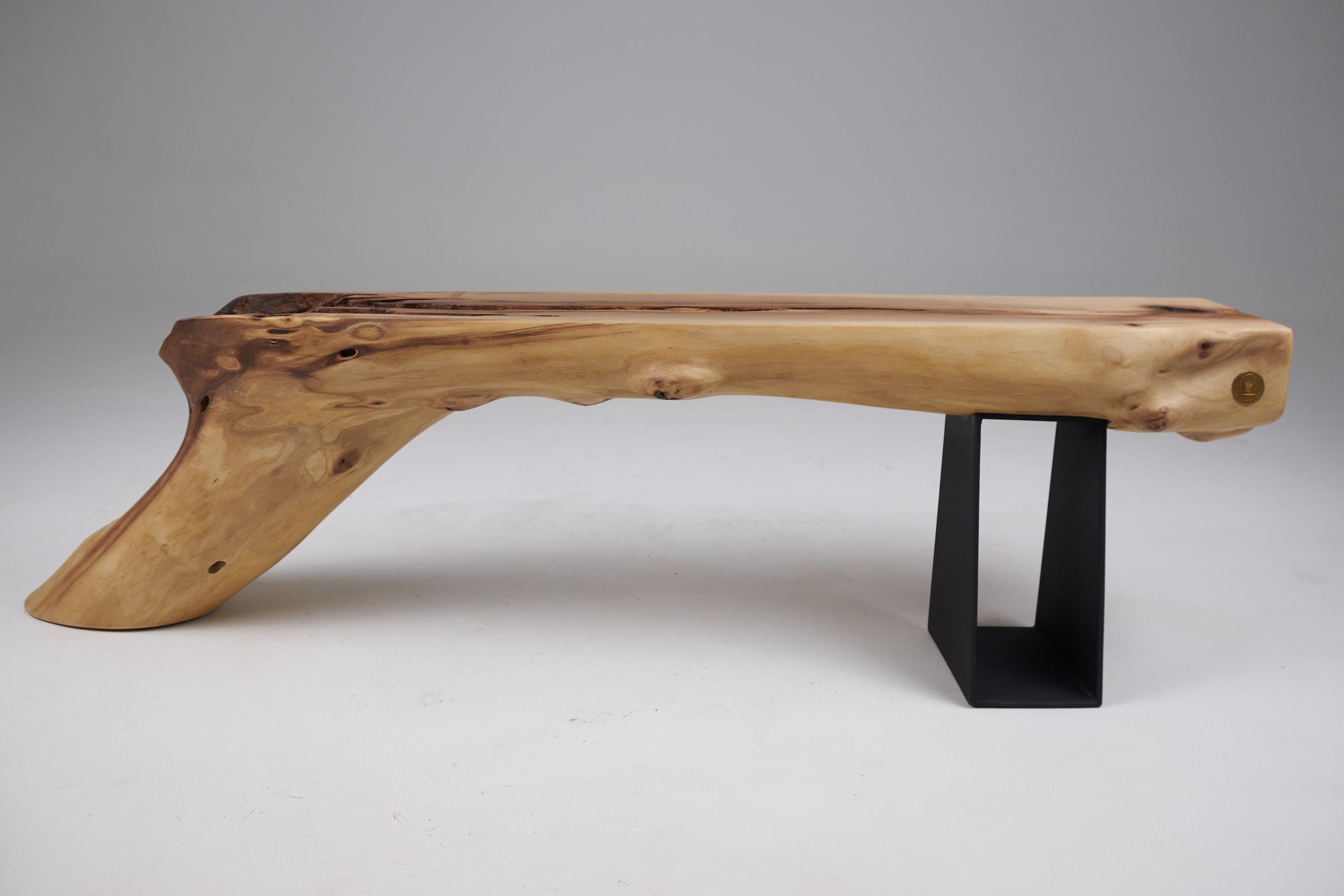 Panchina contemporanea unica nel suo genere. Realizzato in noce in combinazione con l'acciaio e protetto con oli di altissima qualità, garantisce la durata per generazioni. Questo design unico fatto a mano metterà in risalto i tuoi interni e porterà