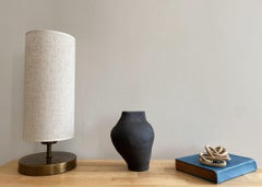 Vaso medio in ceramica in stile wabi-sabi nero, moderno e minimalista, di Maku Ceramic