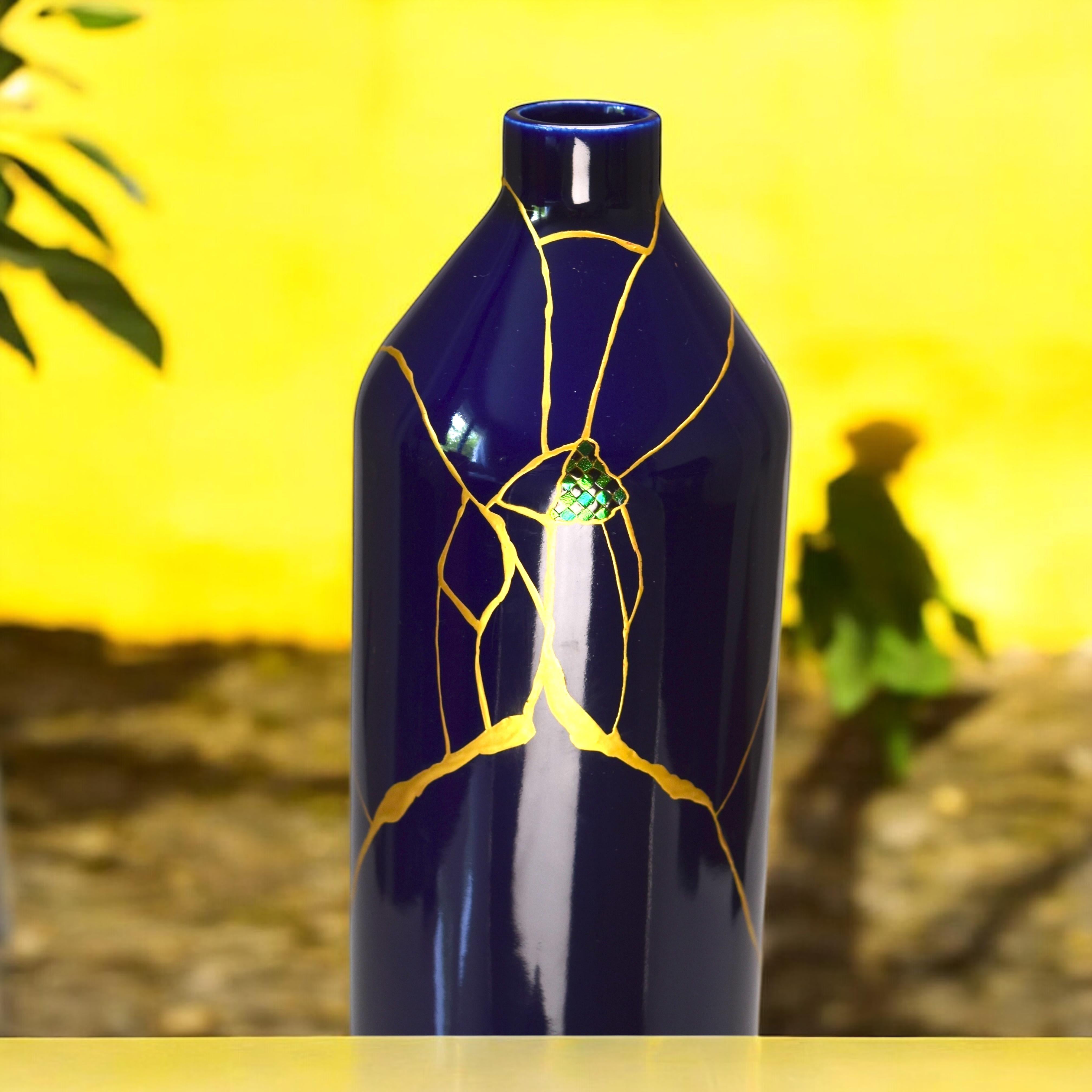 Lasciati affascinare dalla brillantezza unica di questo vaso Goodmoods Edition di Jars.

In un profondo e incantevole blu notte, questo vaso di porcellana, alto 32 cm, racchiude in sé una storia affascinante. Rotto e poi sublimato con la